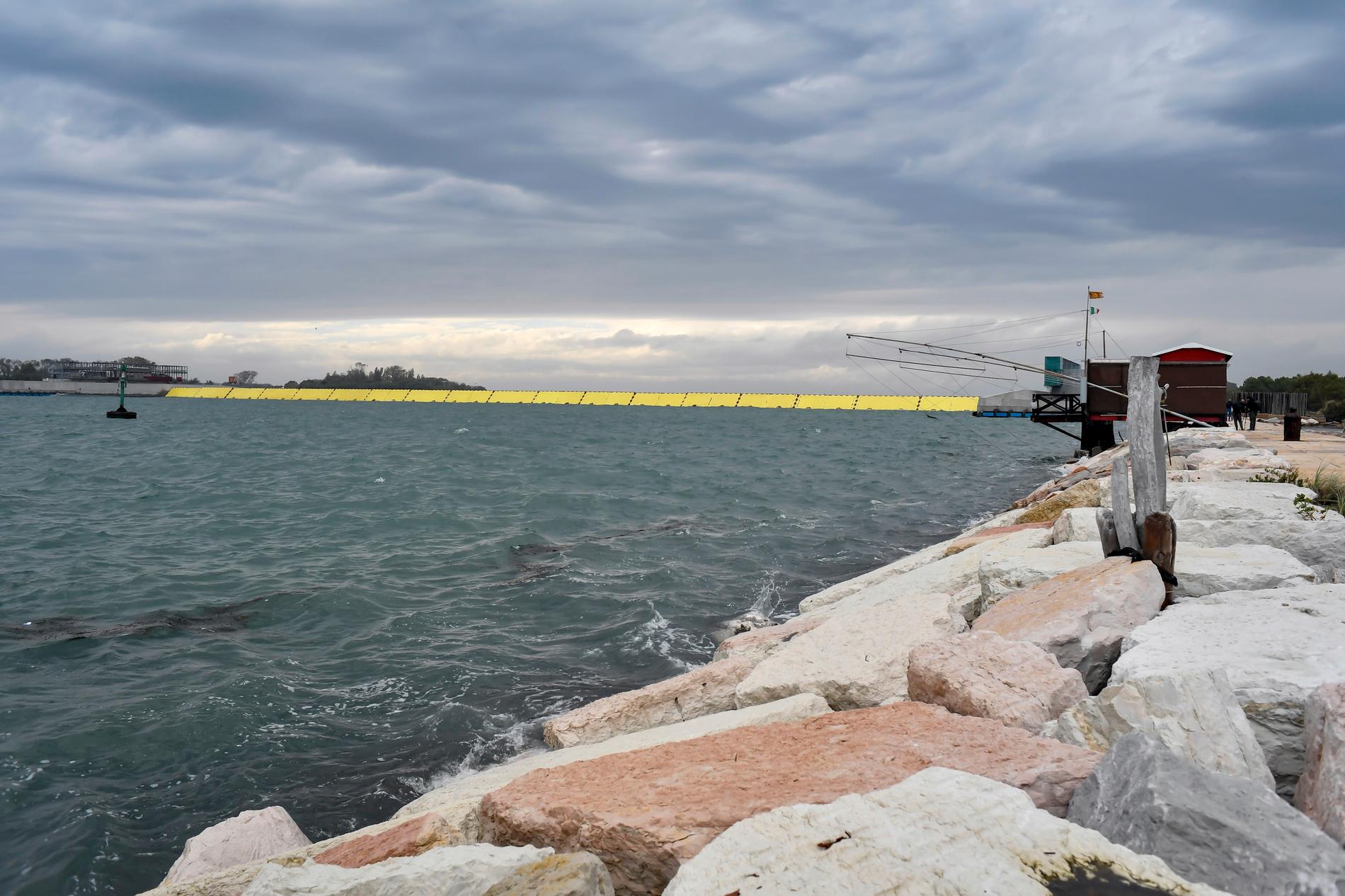 Slussbarriärerna i Venedigs Mose-system togs i bruk i oktober. De ska skydda världsarvsstaden från de många översvämningar som riskerar att förstöra den. Det här är en del av systemet. Arkivbild.