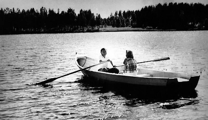 PÅ KÄRLEKSSEMESTER När bilden på Bo Holmberg och Anna Lindh i en eka i Norrbotten publicerades i juli 1988 kallades de för ”Socialdemokratins hetaste kärlekspar”.
