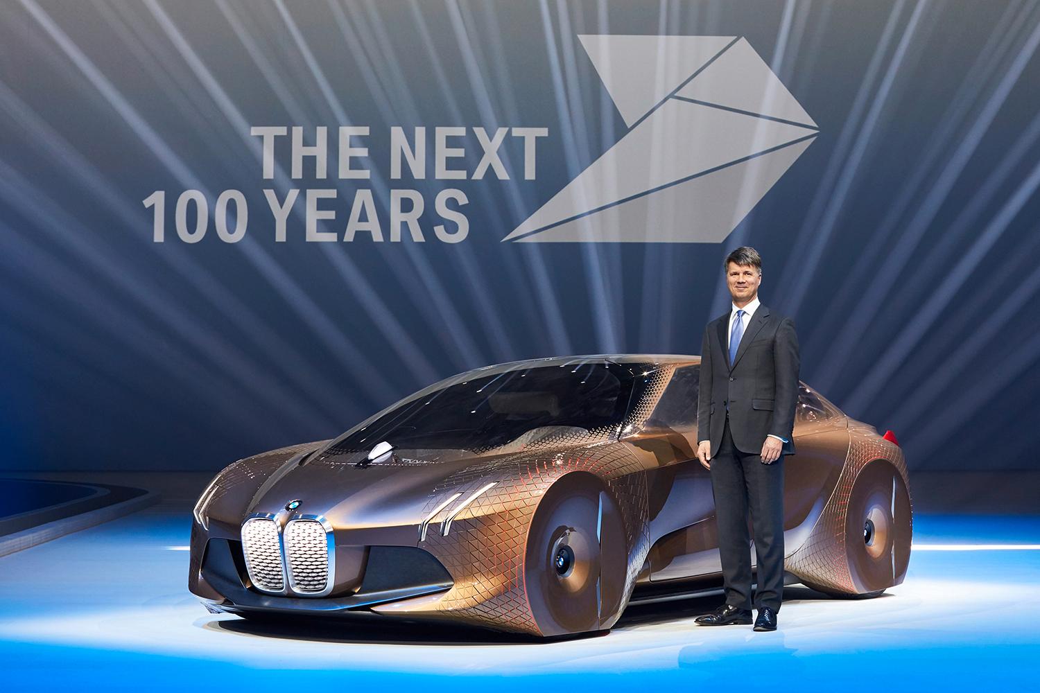 BMW-chefen Harald Krüger med konceptet Vision Next 100