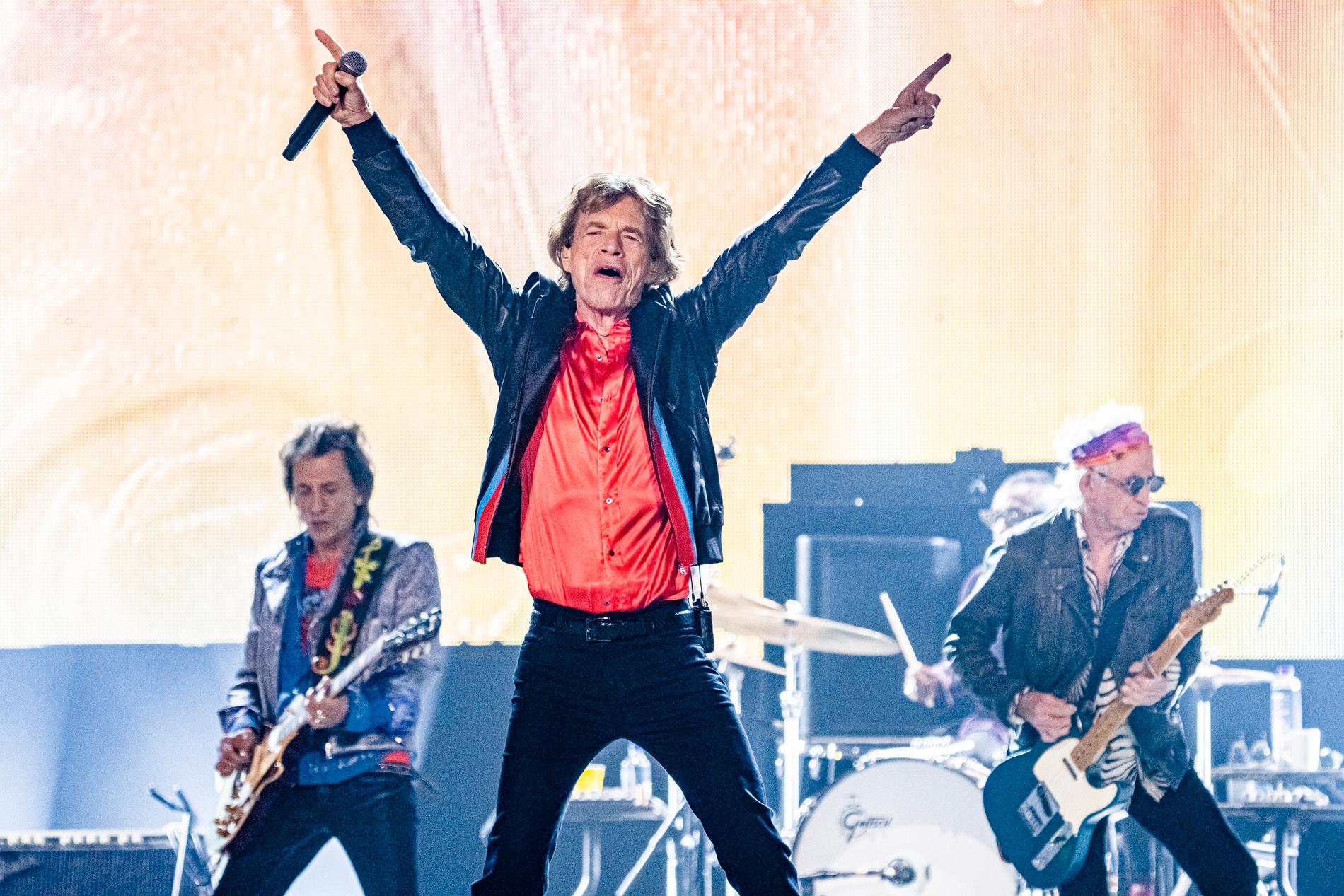 Ron Wood, Mick Jagger och Keith Richards tänder till ordentligt på Friends Arena i Stockholm.