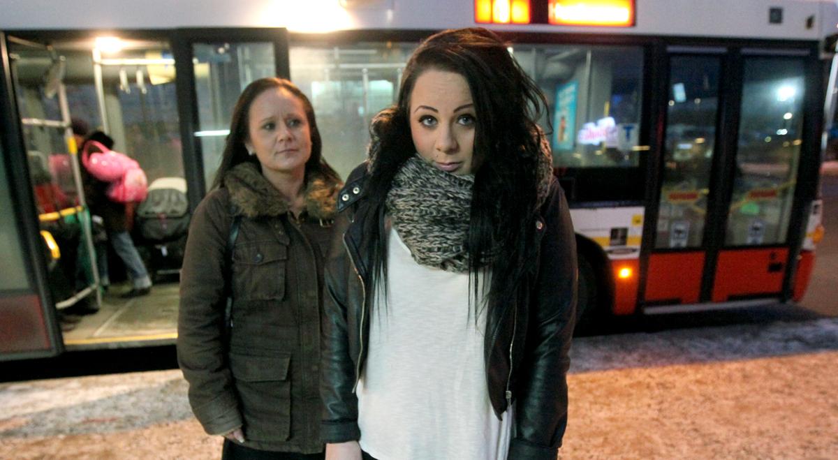 Natalie, 16, tog strid mot nazister på bussen från Jönköping. I bakgrunden syns mamma Tindra.