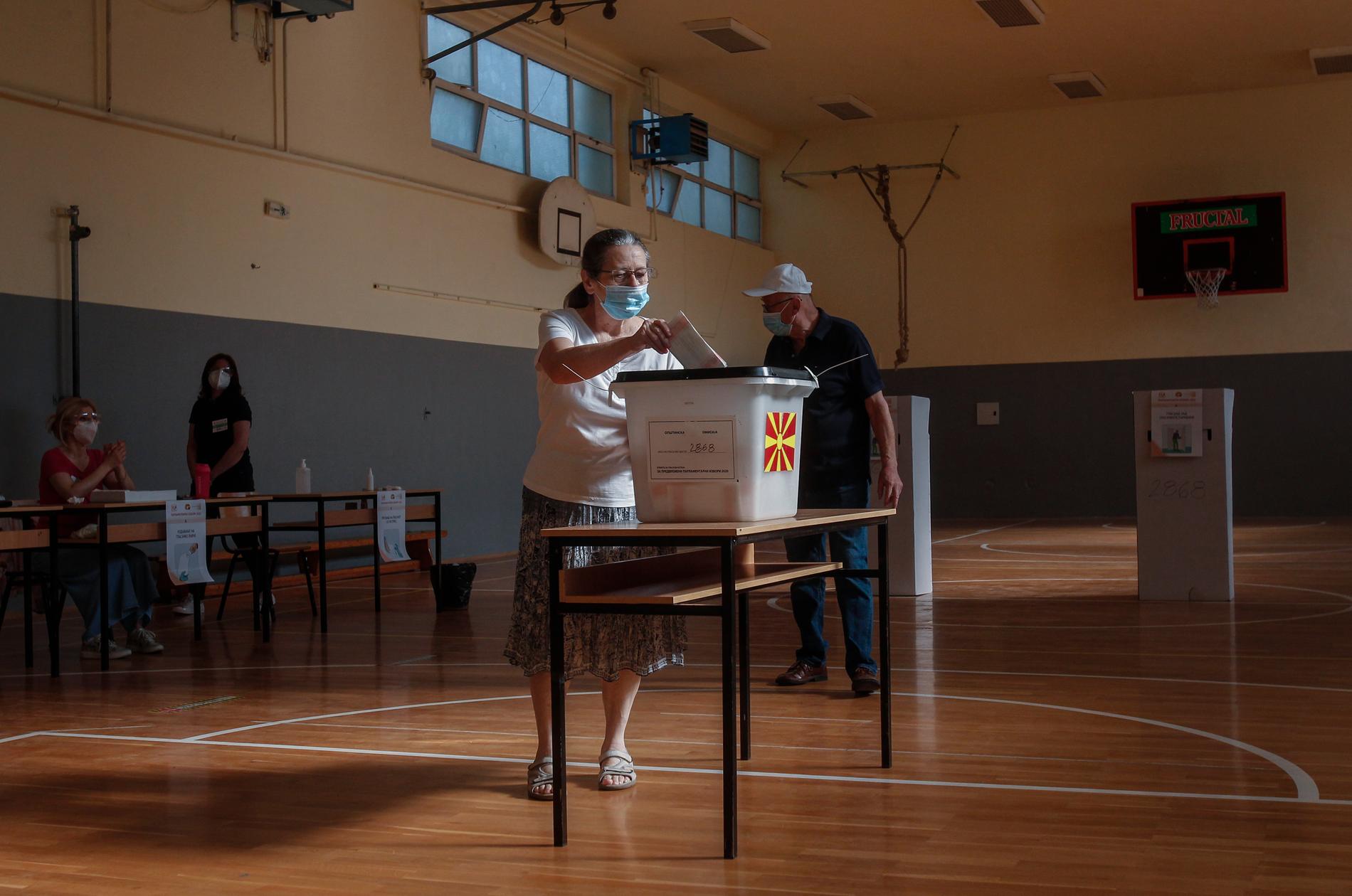 En kvinna röstar i den nordmakedonska huvudstaden Skopje på onsdagen.
