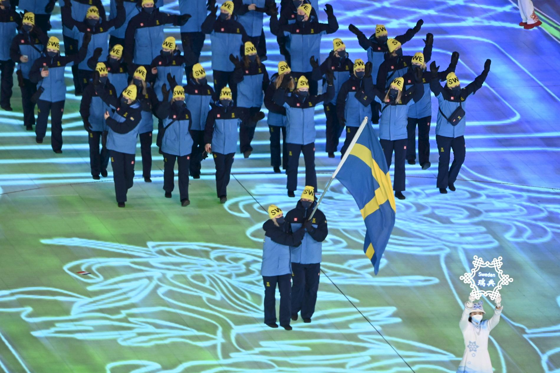 Den svenska truppen går in under invigningen av OS i Peking 2022. Arkivbild.