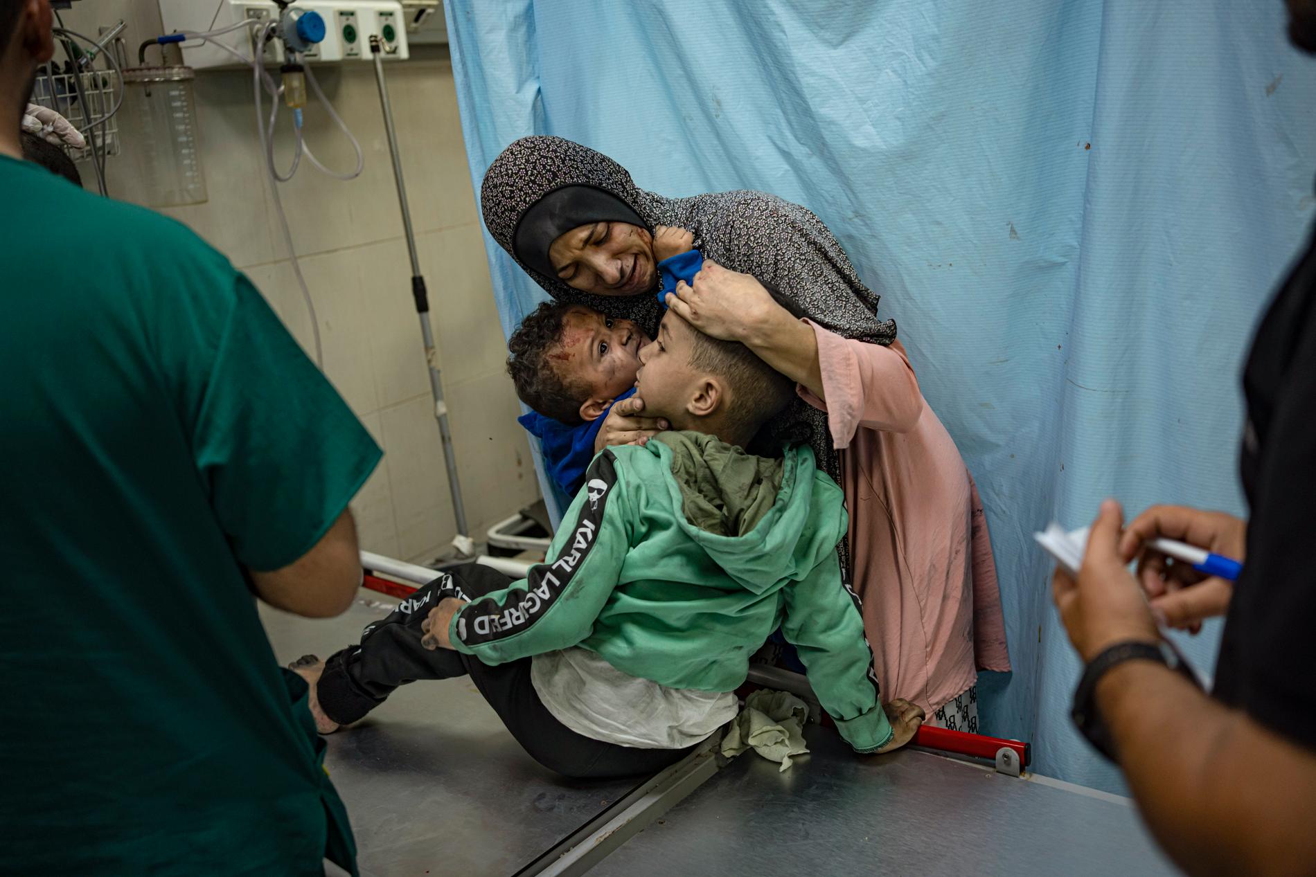 Palestinier som skadats söker vård på sjukhuset i Khan Younis. 