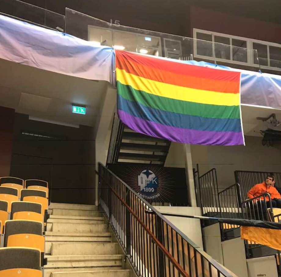 Regnbågsflaggan som förbjöds före matchen.