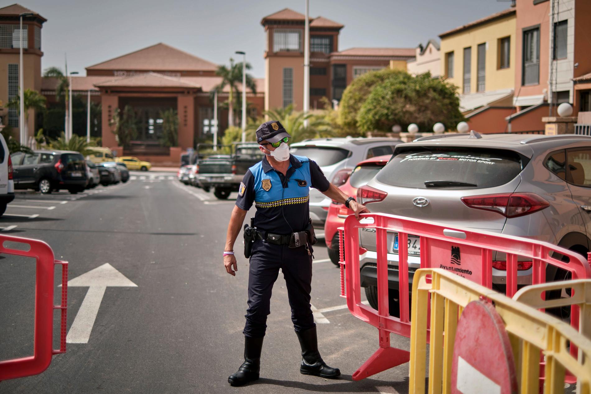 Spansk polis stänger infarten till hotellet H10 Costa Adeje Palace.