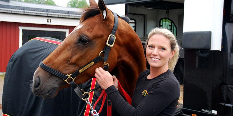 Travtränaren Sofia Aronsson var inblandad i en frontalkrock med hästbussen på väg hem från Bergsåker. Både hon och hästar ska ha klarat sig bra. 