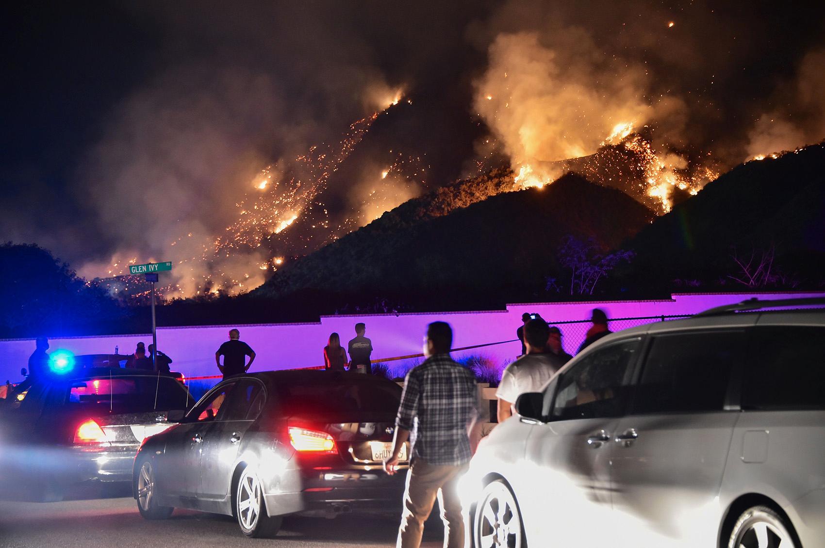 Människor bevittnar branden sydöst om Los Angeles. 