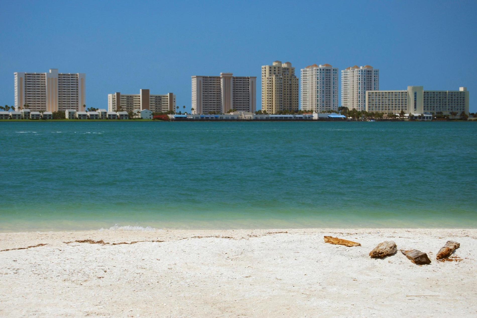 23. Clearwater, Florida Clearwater, utanför Tampa på Floridas västkust, har en bred och fin strand där det sällan blir trångt. Sök flyg till Florida