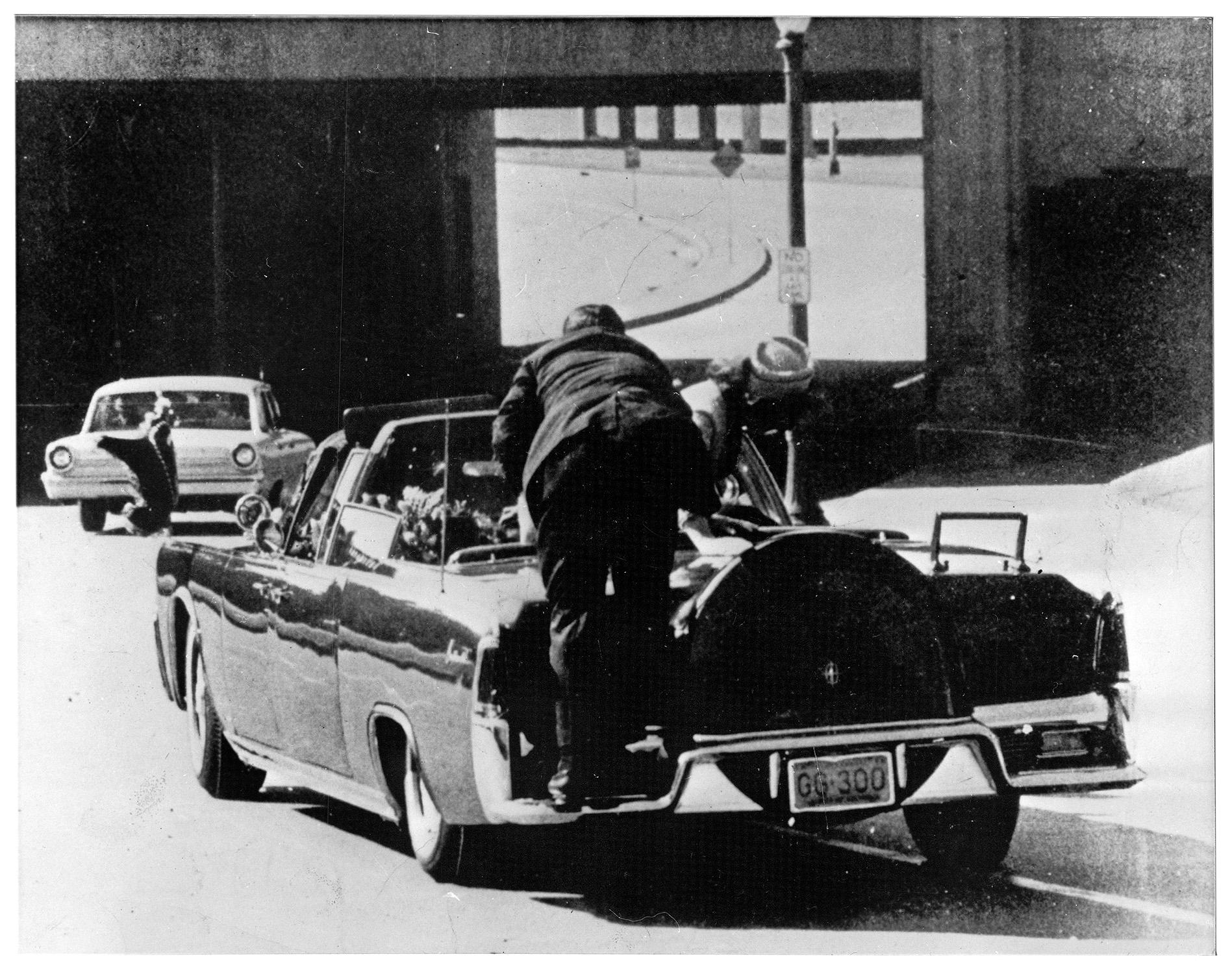 Precis efter skottet har fallit när Kennedy mördades i Dallas.
