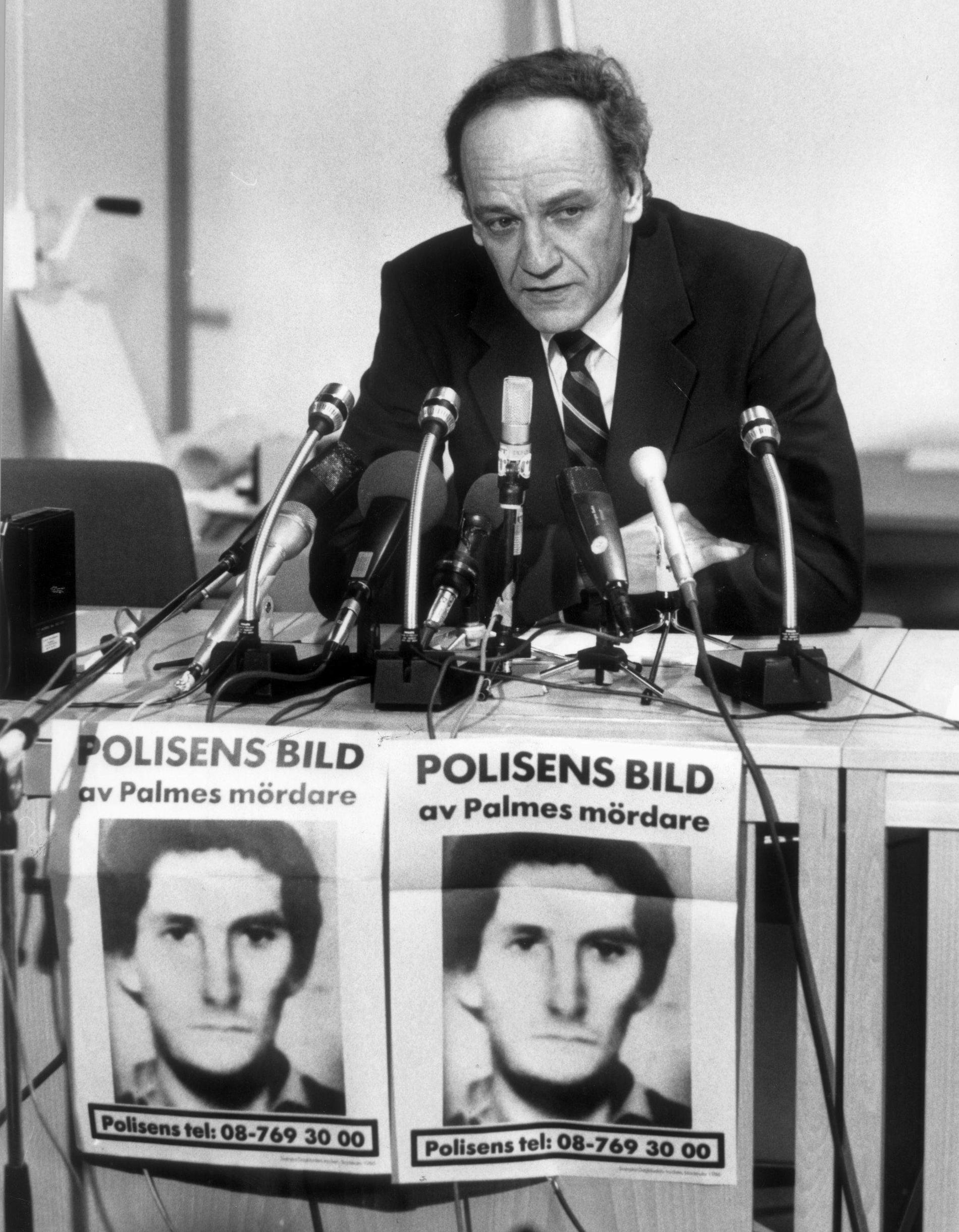 Länspolismästare tillika spaningsledare Hans Holmér under presskonferensen där fantombilden föreställande Olof Palmes misstänkte mördare presenterades. Bild från den 6 mars 1986.
