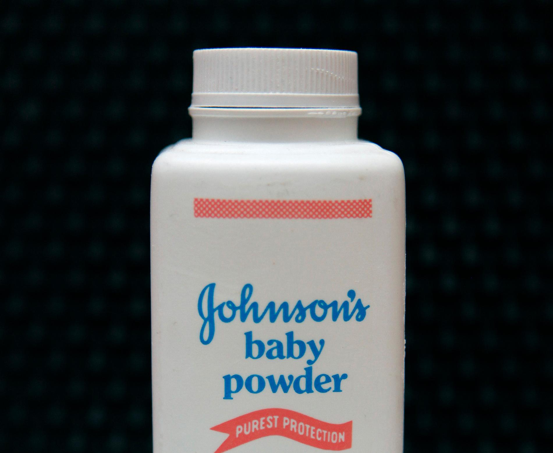 Johnson & Johnson som tillverkar babypuder har återkallat 33 000 behållare sedan amerikanska FDA upptäckt asbest i en flaska. Arkivbild.