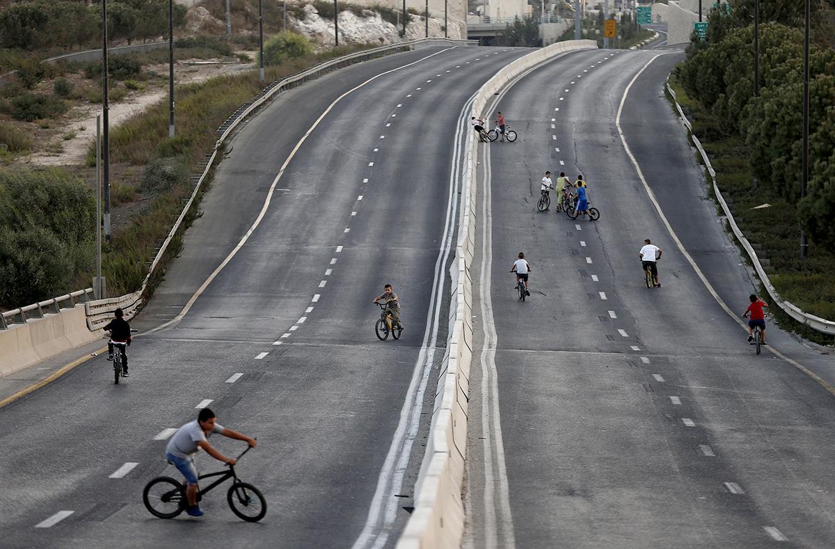 Jerusalem, Israel: Judiska högtiden Yom Kippur pågår och gatorna i Jerusalem är tomma ... nästan. Under 25 timmar är all trafik förbjuden och då passade barnen på att använda de stora bilvägarna för lite cykling.