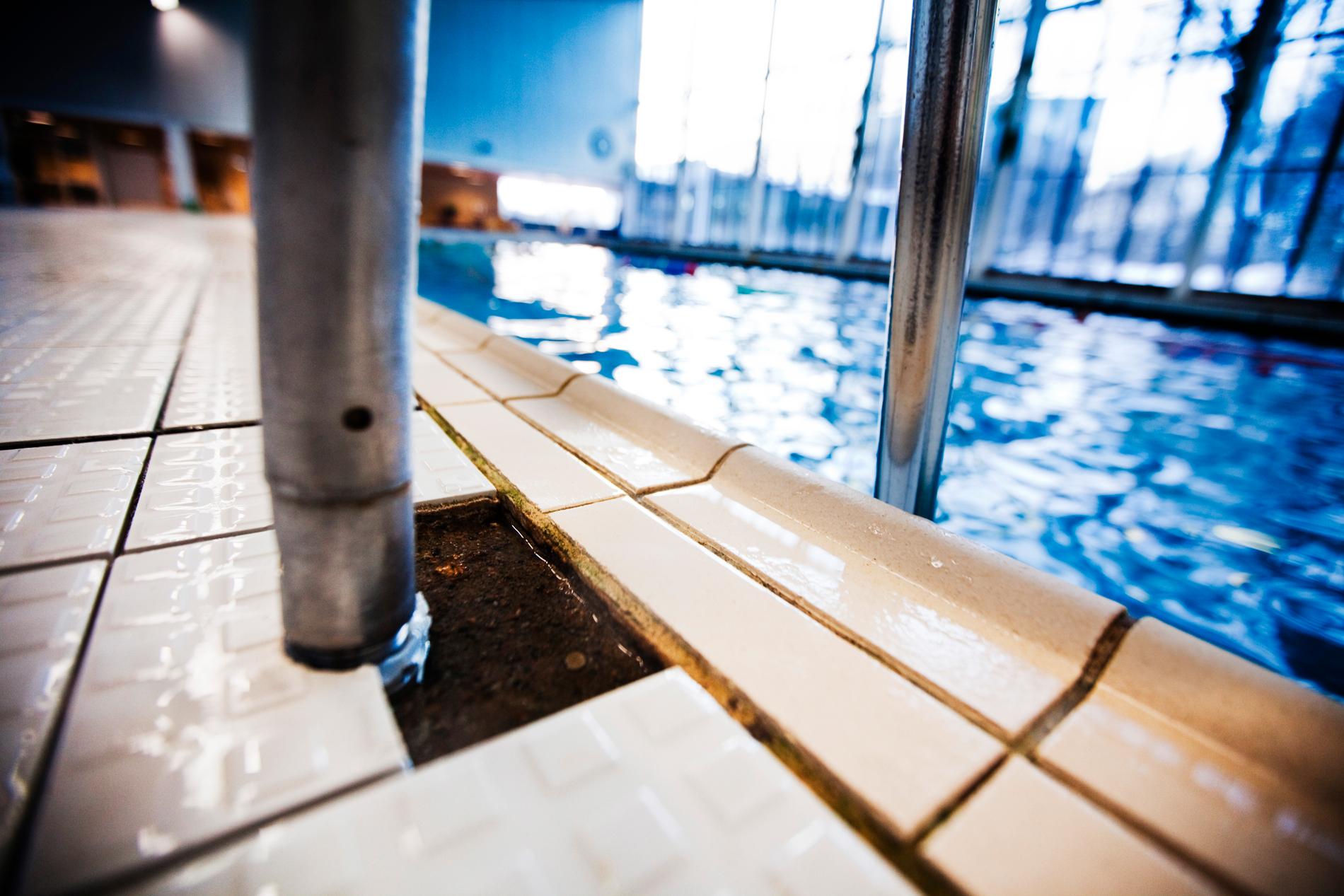 Tidigare har simhallen behövt stänga sin pool på grund av att det funnits bakterier i vattnet. 