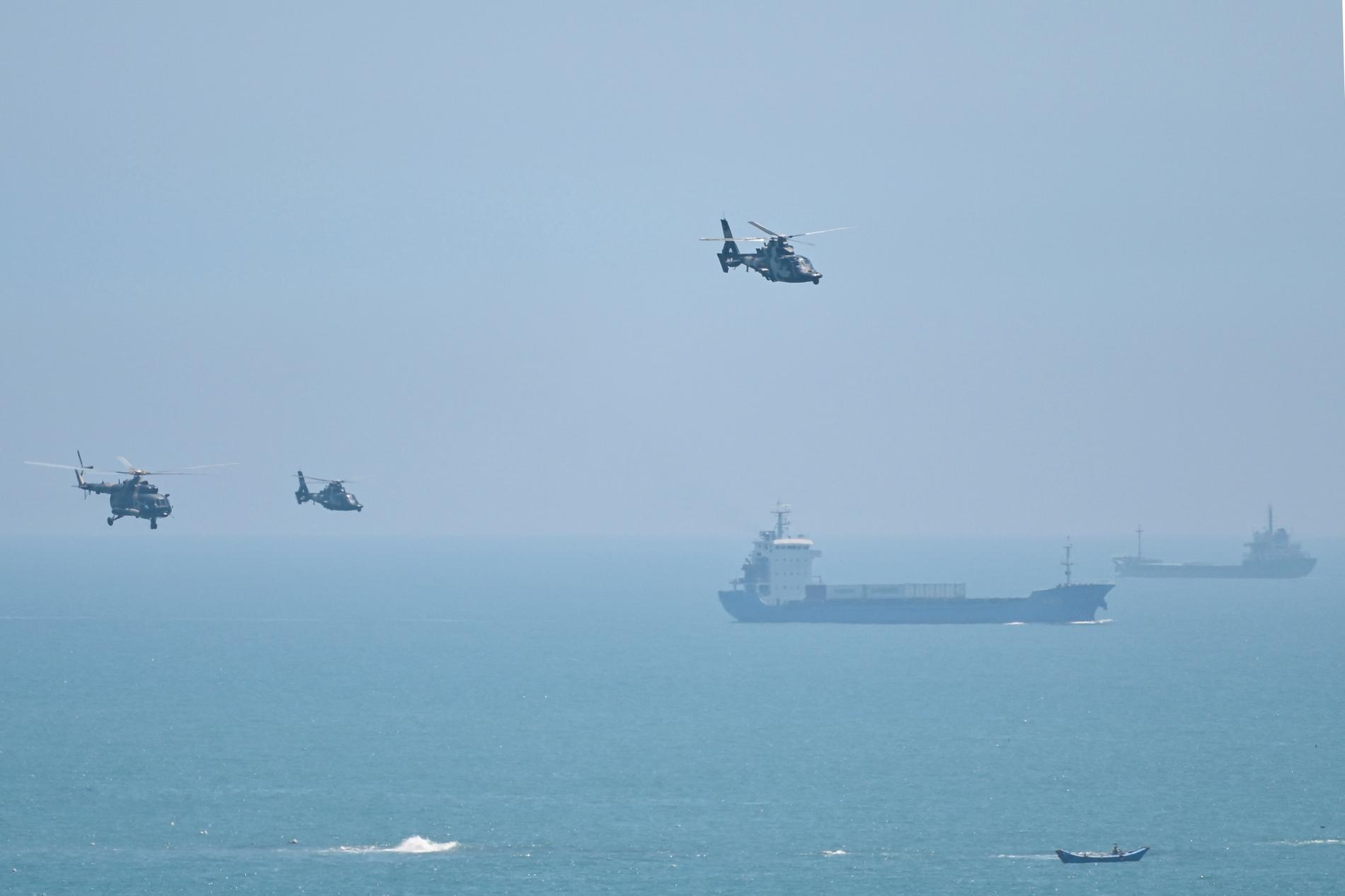Kinesiska helikoptrar flyger över ön Pingtan, nära Taiwan.
