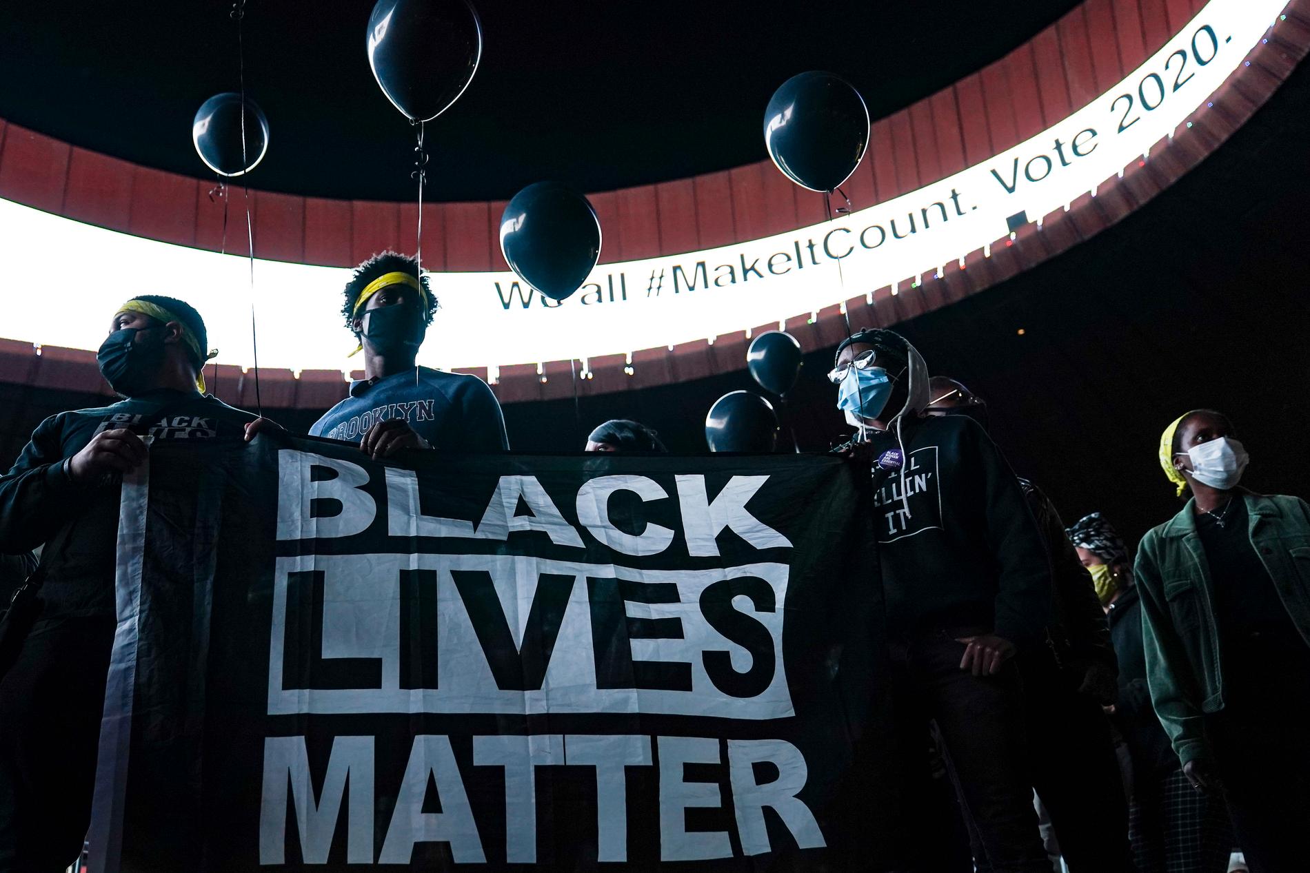 En Black Lives Matter-protest i New York i höstas. Den senaste protestvågen startade efter att svarte George Floyd dödats vid ett brutalt polisingripande i Minneapolis i Minnesota i maj.