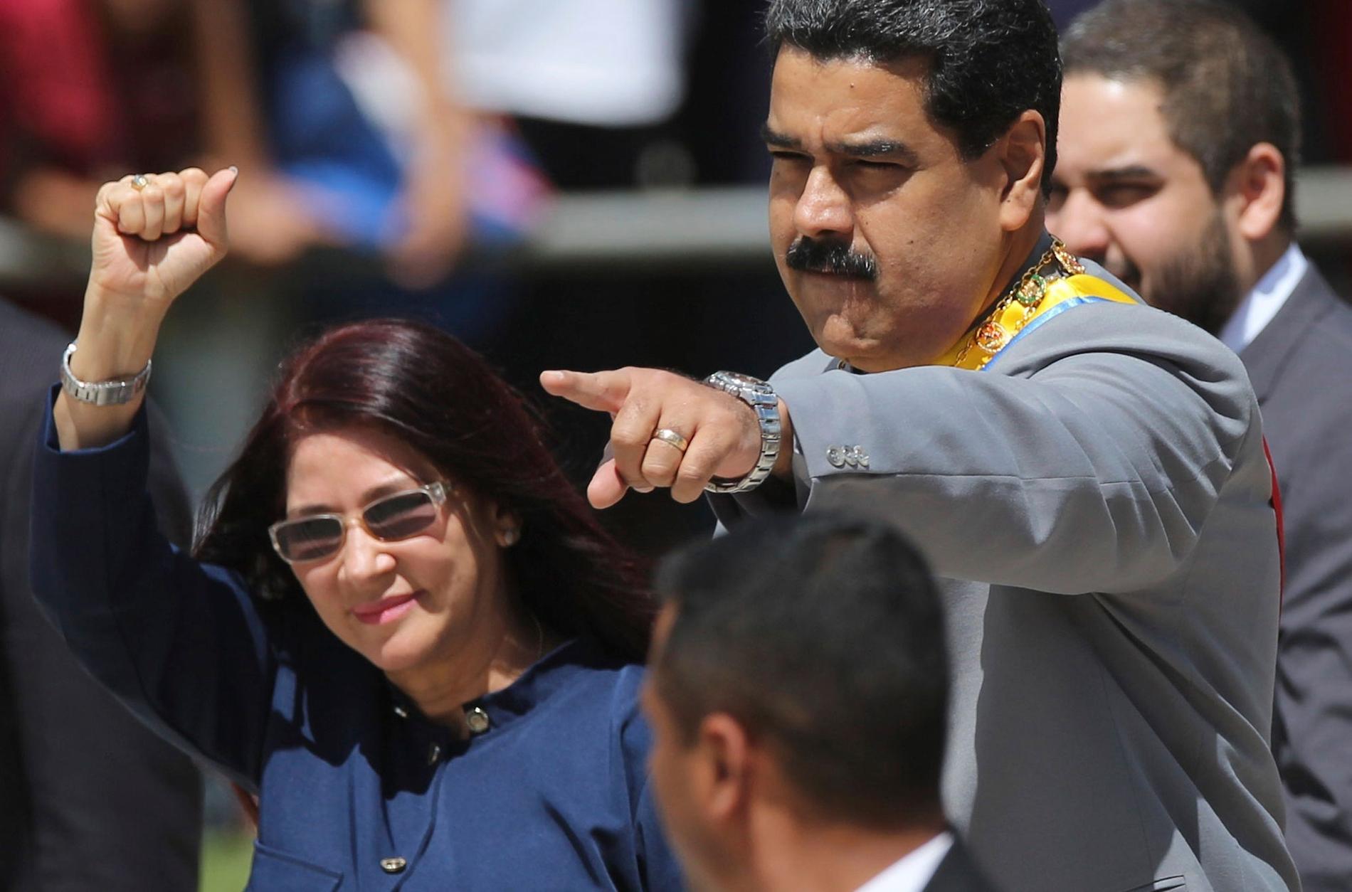 Presidentens son och fru har valts in i den församling som ska kunna ändra Venezuelas grundlag.
