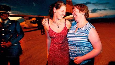 Räddade SVT-medarbetarna Helene Åberg och Jenny Söderqvist tillbringade fyra dygn i Kalahariöknen efter att deras bil exploderat. Här anländer de båda till flygplatsen i Botswanas huvudstad Gaborone.