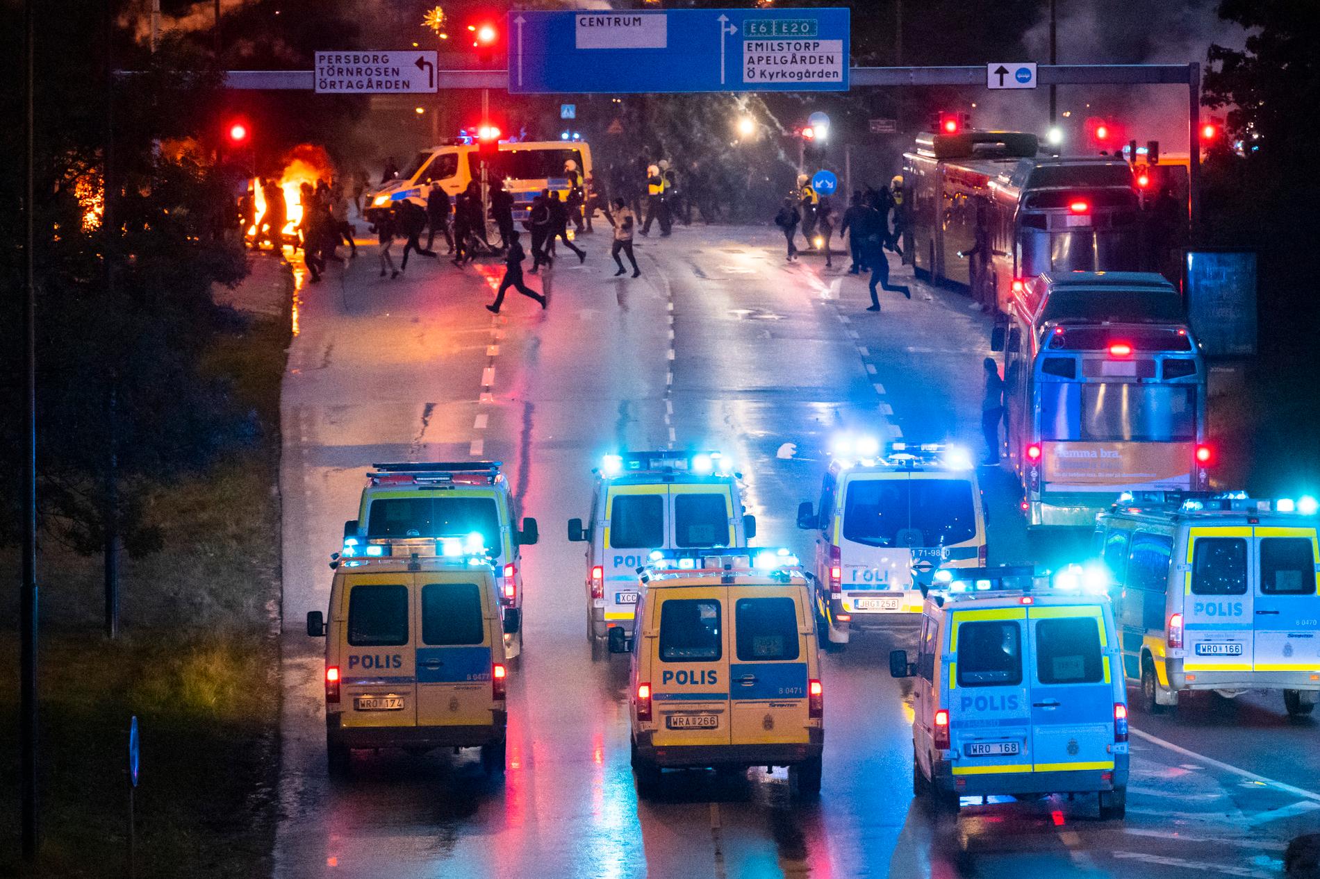 Polis går in för att skingra de demonstranter som samlats på Amiralsgatan i Malmö 28 augusti.