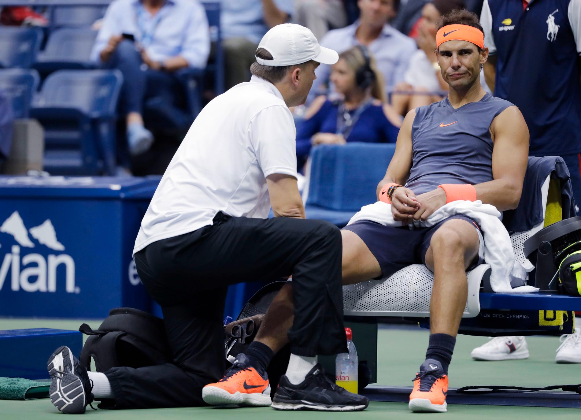 Rafael Nadal fick behandling under US Open-semifinalen, men tvingades senare bryta. Han avstår nu tävlingar i Kina på grund av knäproblemet. Arkivbild.