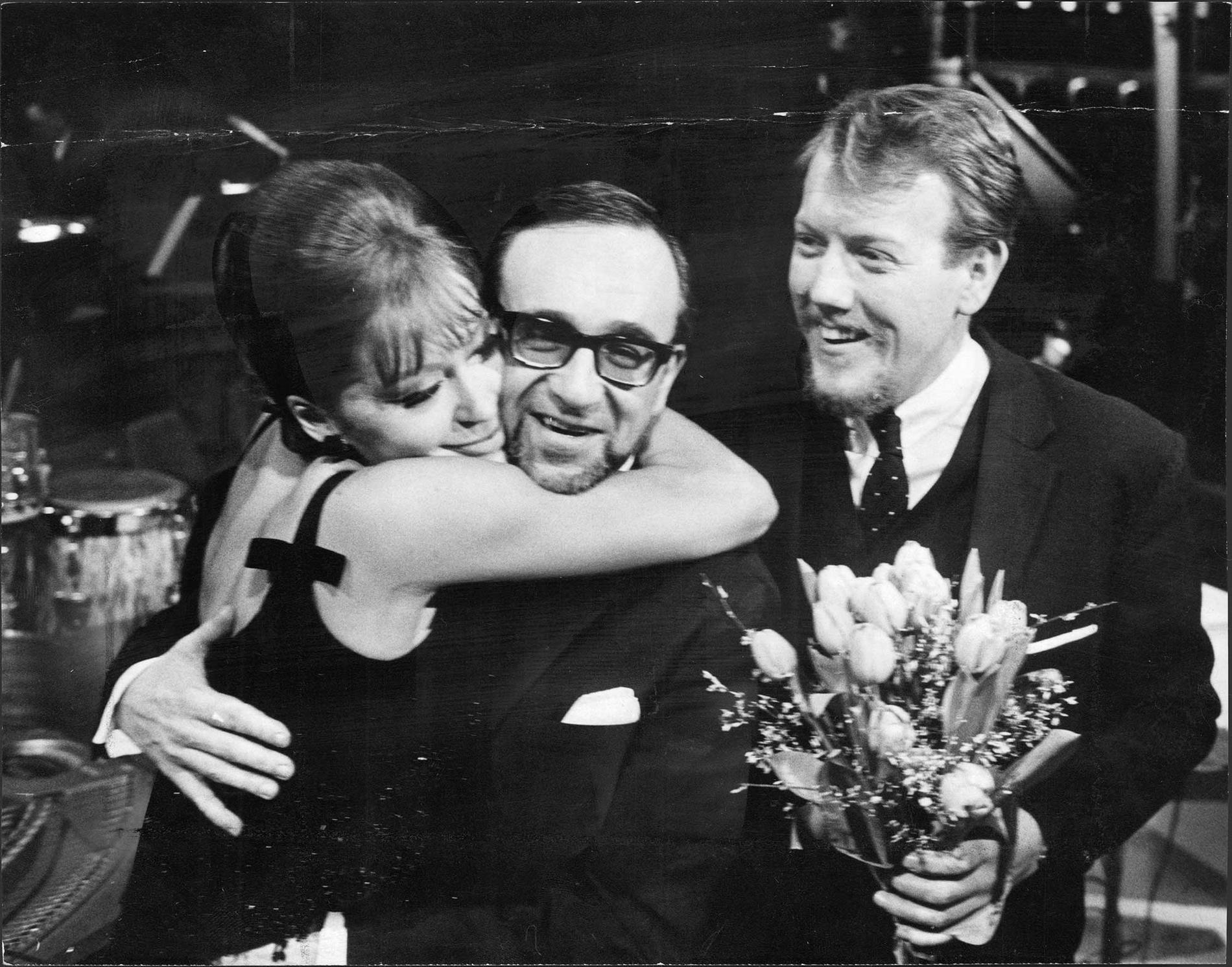 Bengt-Arne Wallin med Lill Lindfors och Svante Thuresson efter segern i Melodifestivalen 1966.