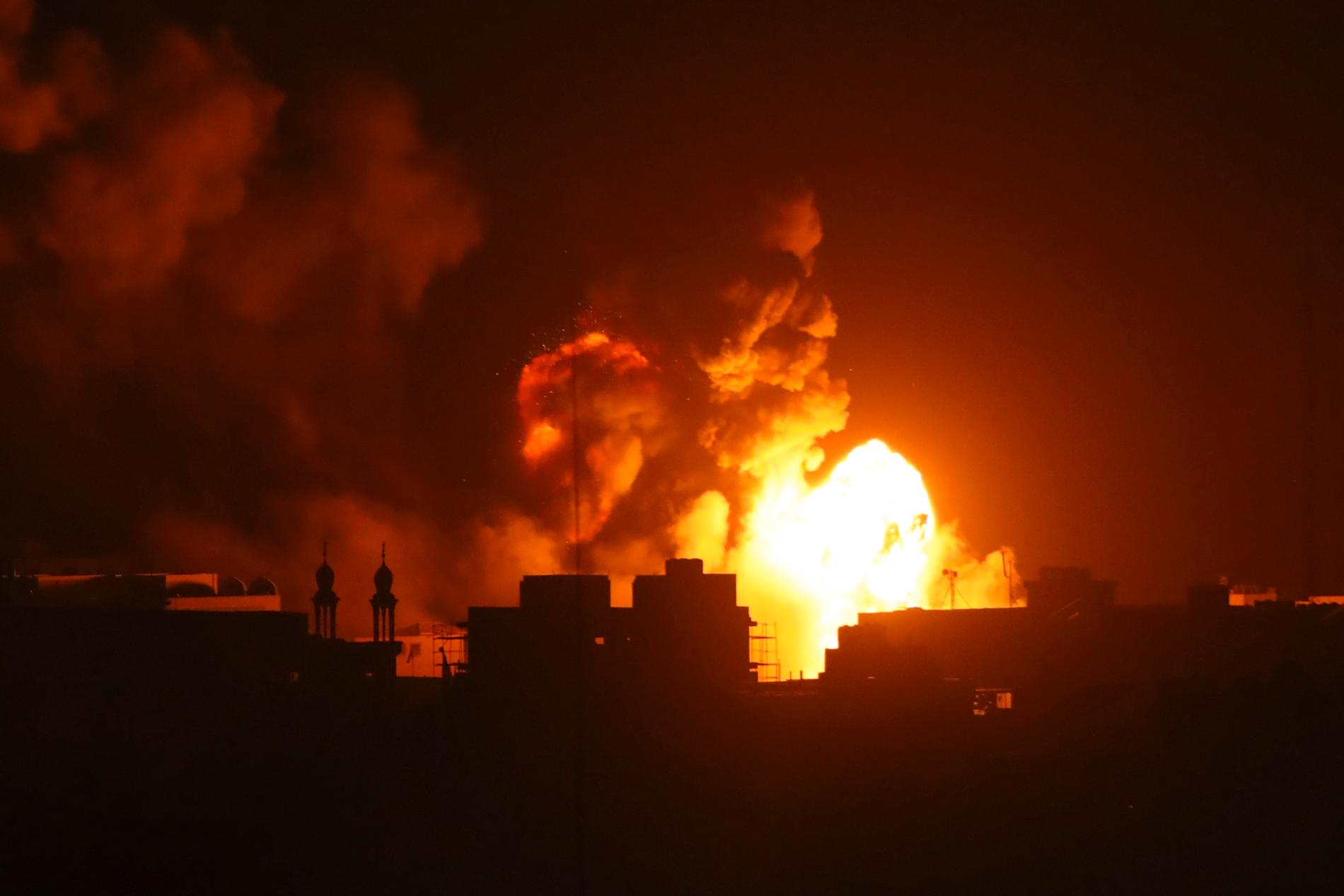 Rök och lågor stiger från en byggnad i Gaza efter en israelisk attack den 5 november. 