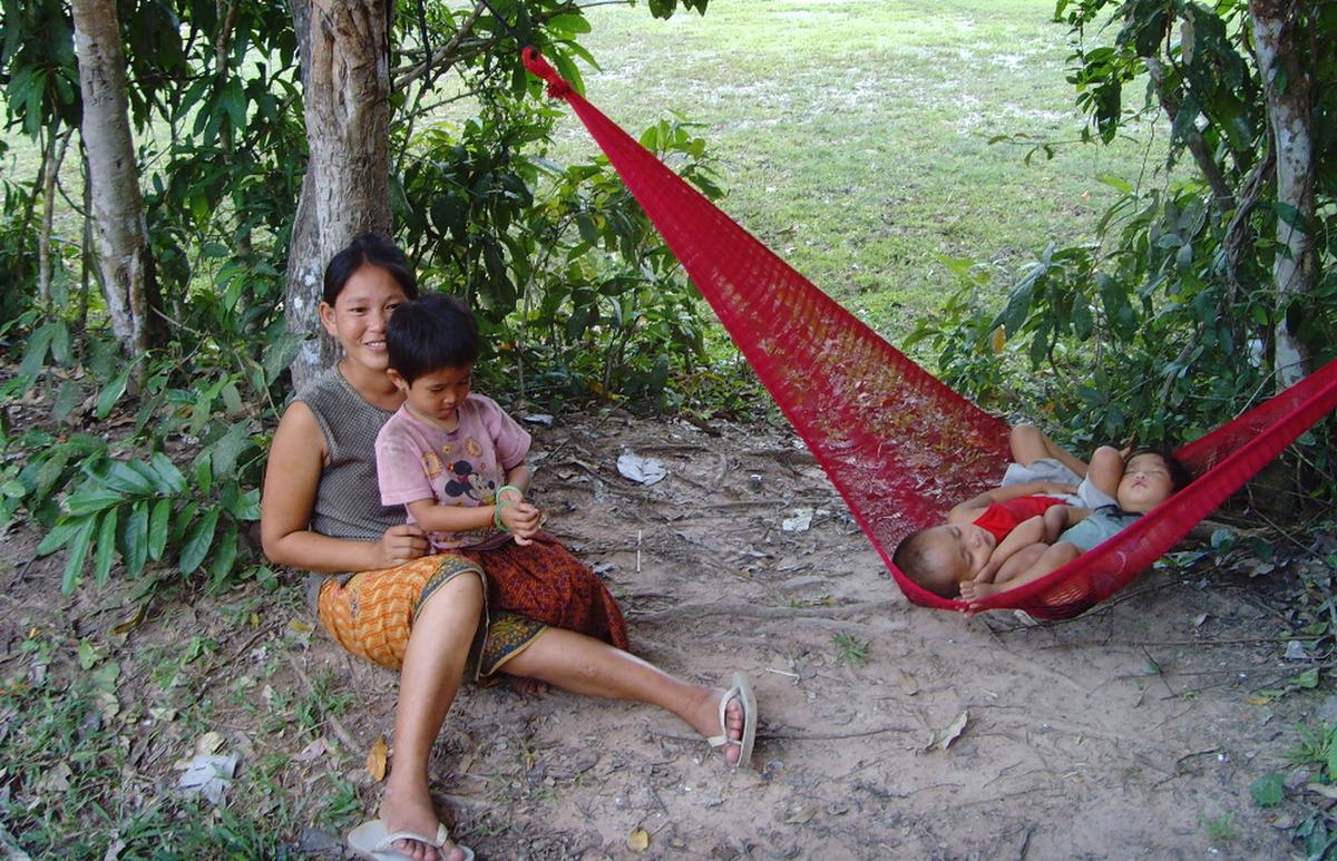 En kambodjansk familj tar en paus.