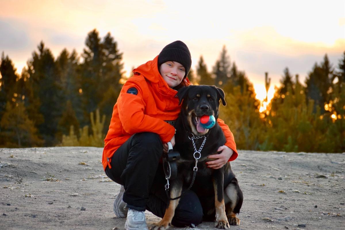 Astrid och hunden Atlas bor i Umeå. 