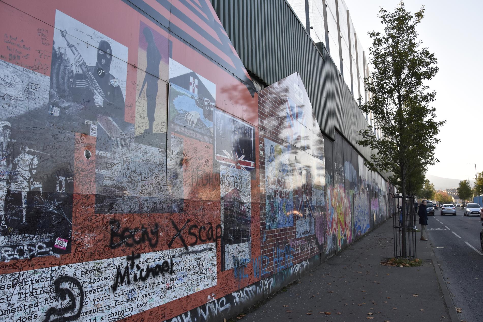 Belfast hyser fortfarande ett stort antal så kallade "fredsmurar", som åtskiljer katolska och protestantiska bostadskvarter. På murarna finns mängder av målningar som glorifierar den egna sidans väpnade insatser under de värsta orosåren på 1970- och 80-talen.