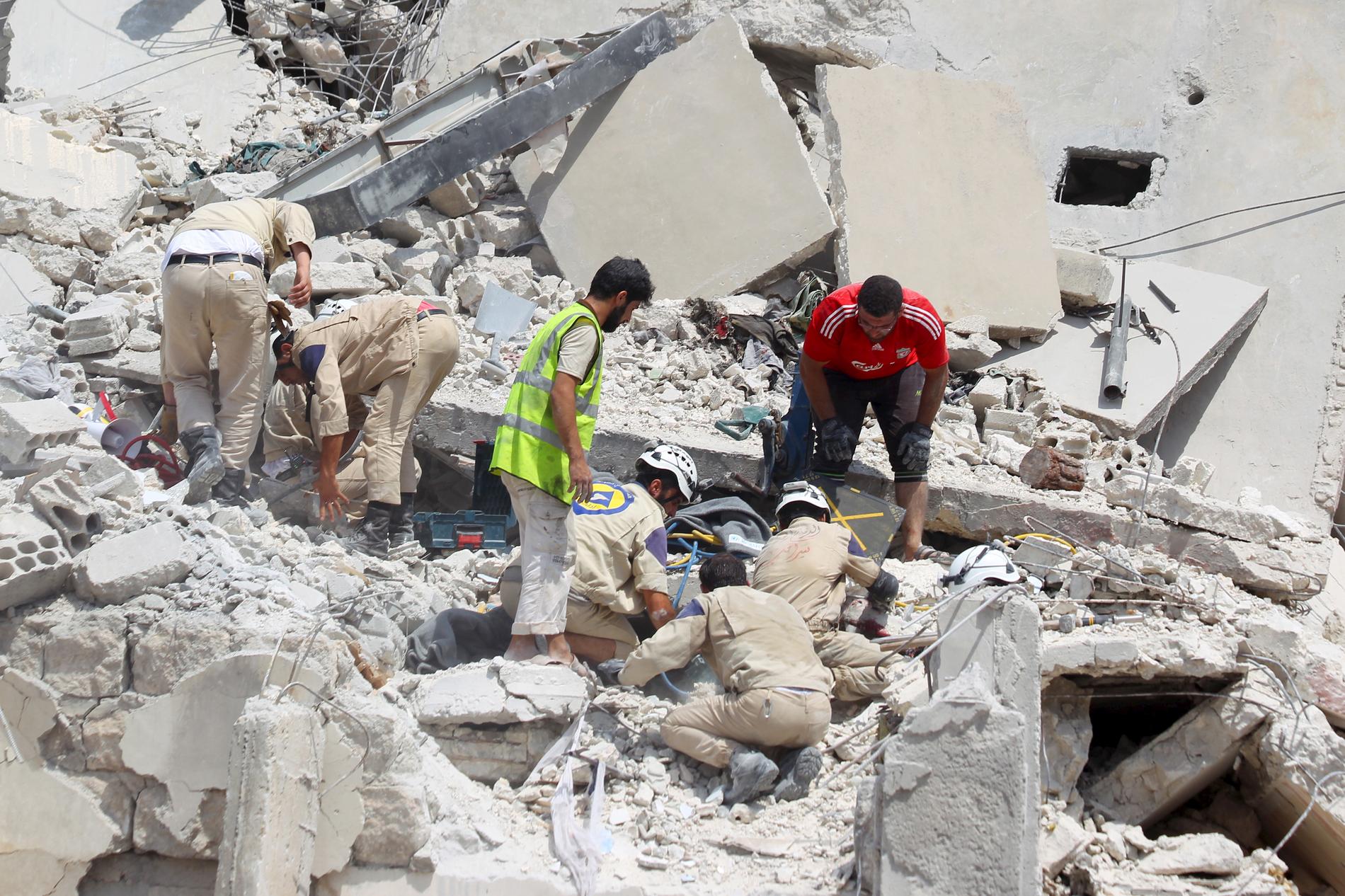 Minst 27 personer dog när det syriska stridsflygplanet kraschade.