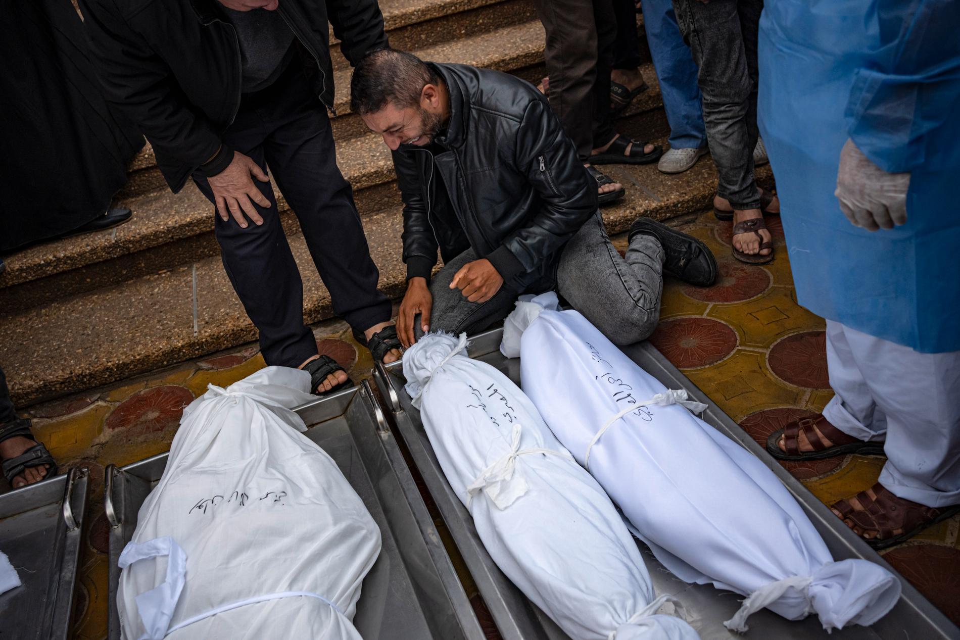 En man sörjer sina döda släktingar i Khan Younis i Gaza. 