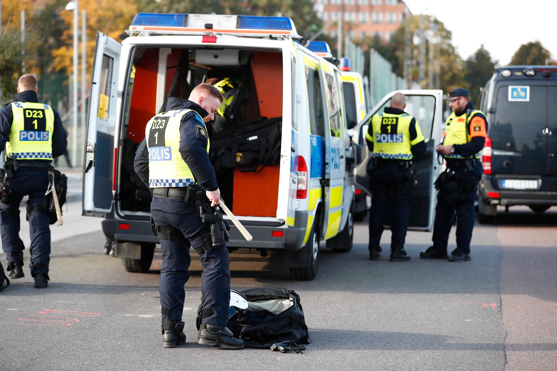 Polisen förbereder sig inför Nordiska motståndsrörelsen (NMR) demonstration i centrala Göteborg på lördagen. 
