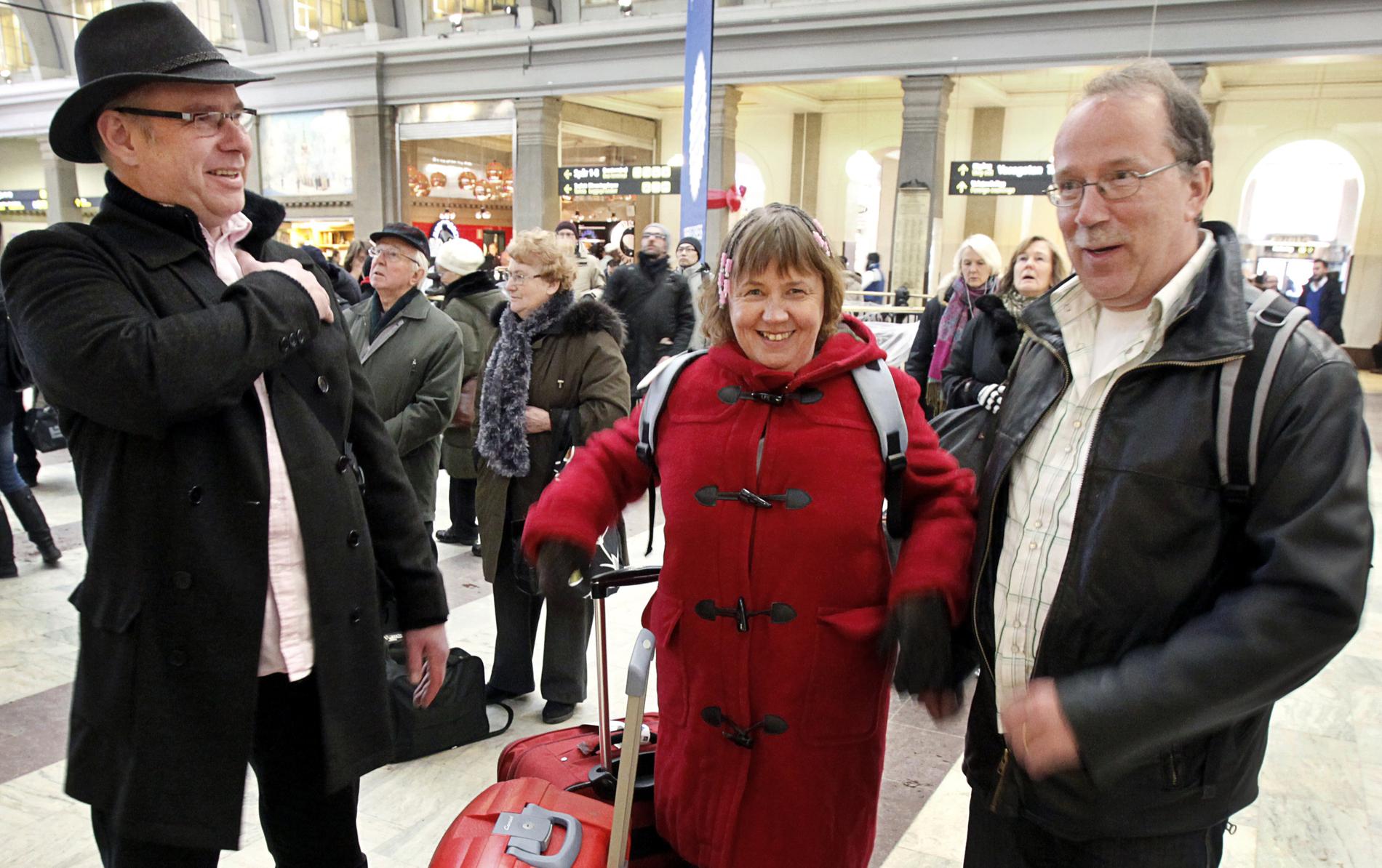 Lena Utsi och Peter Kivimäki träffar Mikael Widerdal när de väntar på tåget till Mjölby.