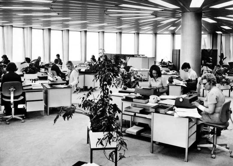 That 70’s office  Med skrivmaskiner och postgång var pappers­arbetet på kontoren för 40 år sedan inte särskilt effektivt.