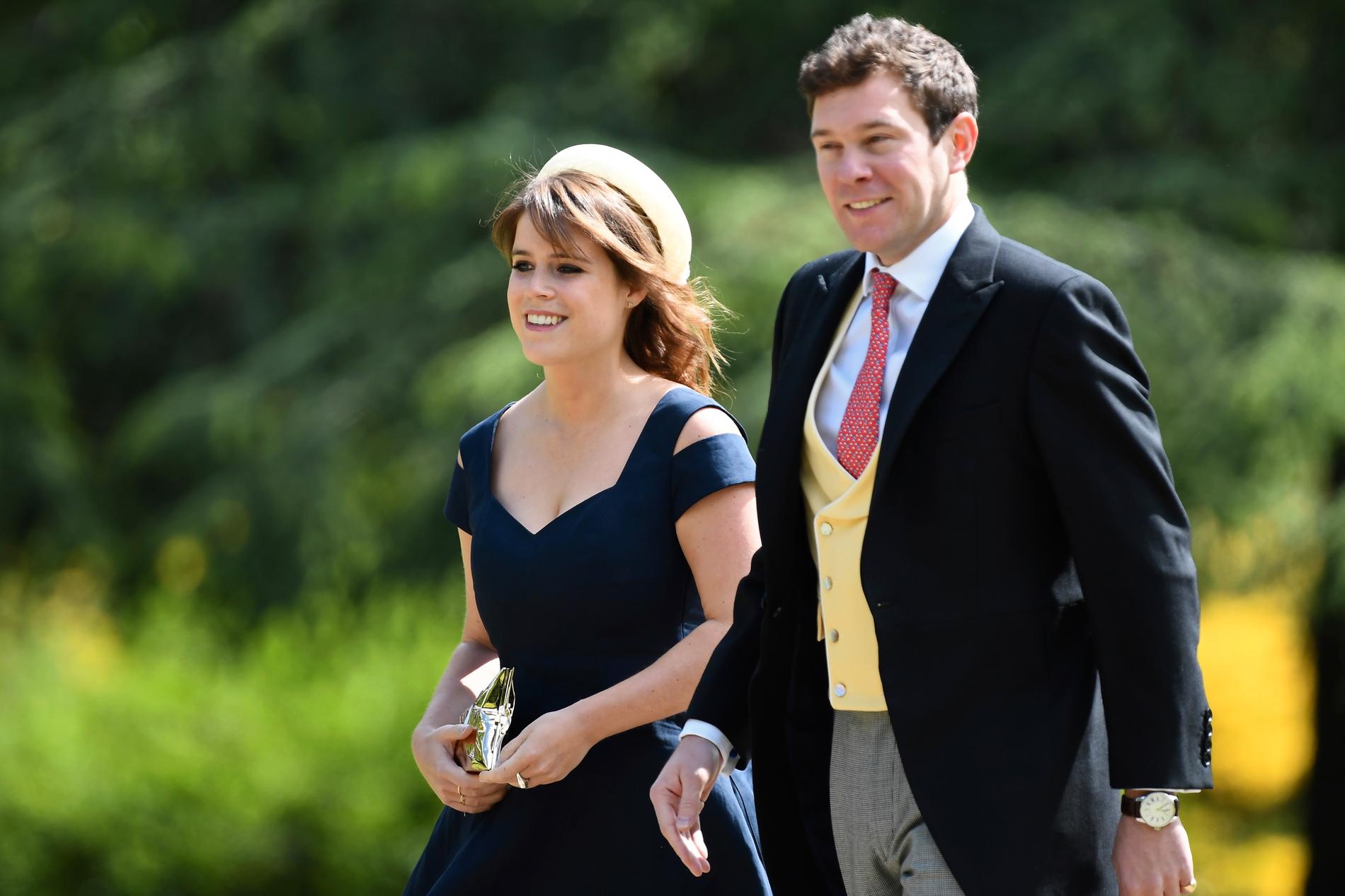 Prinsessan Eugenie och hennes man Jack Brooksbank, anländer till Pippa Middleton och James Matthews bröllop.