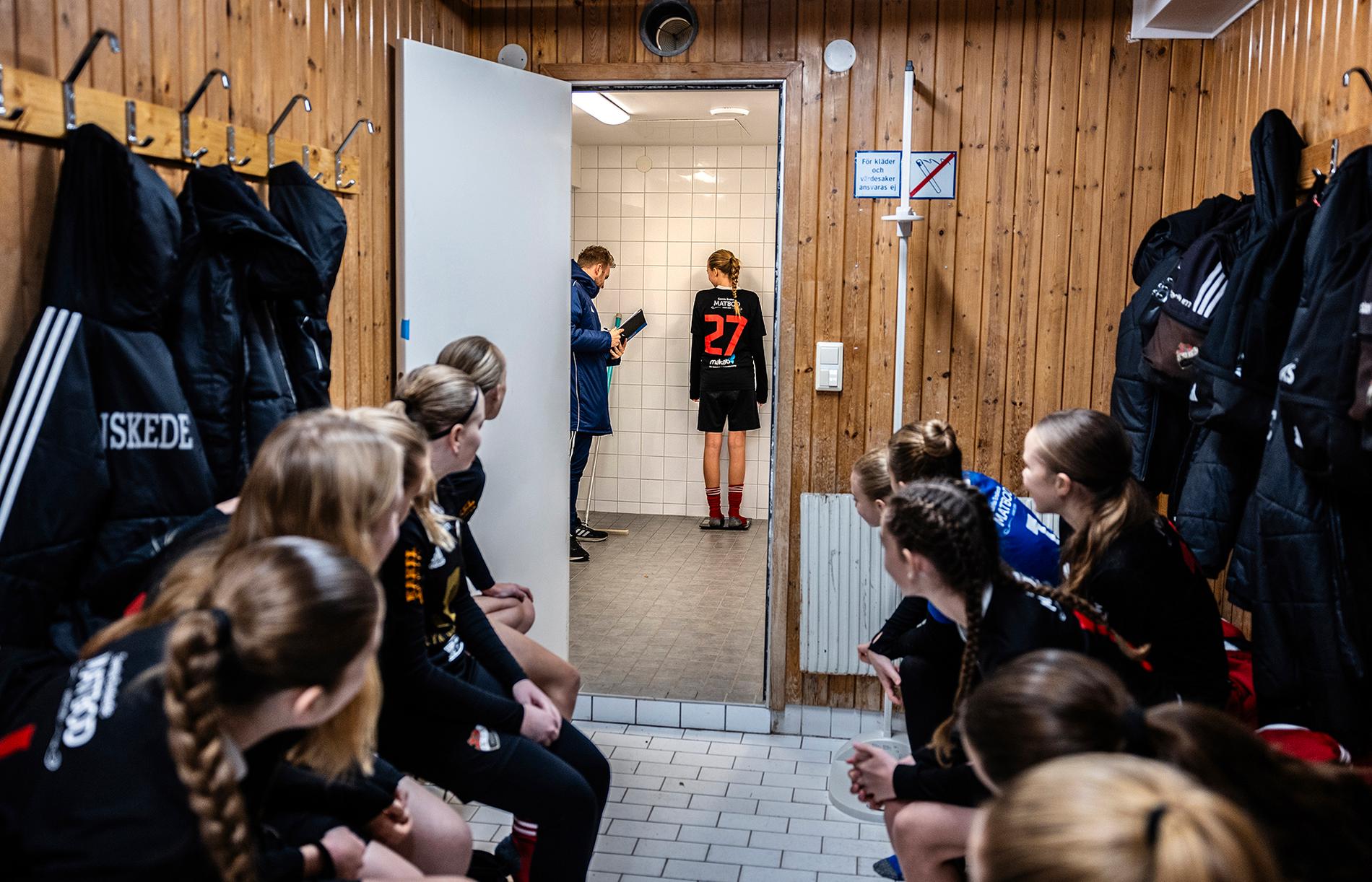 I ett omklädningsrum på Enebybergs IP vägs och mäts de 13-åriga fotbollsspelarna. Bakgrunden är en diskussion om vilken spelform som egentligen är mest gynnsam för deras utveckling – en diskussion som blivit en debatt och nu även en revolt där barnlag lämnar svensk seriefotboll för att spela regelvidriga matcher i hemlighet eller i utlandet.