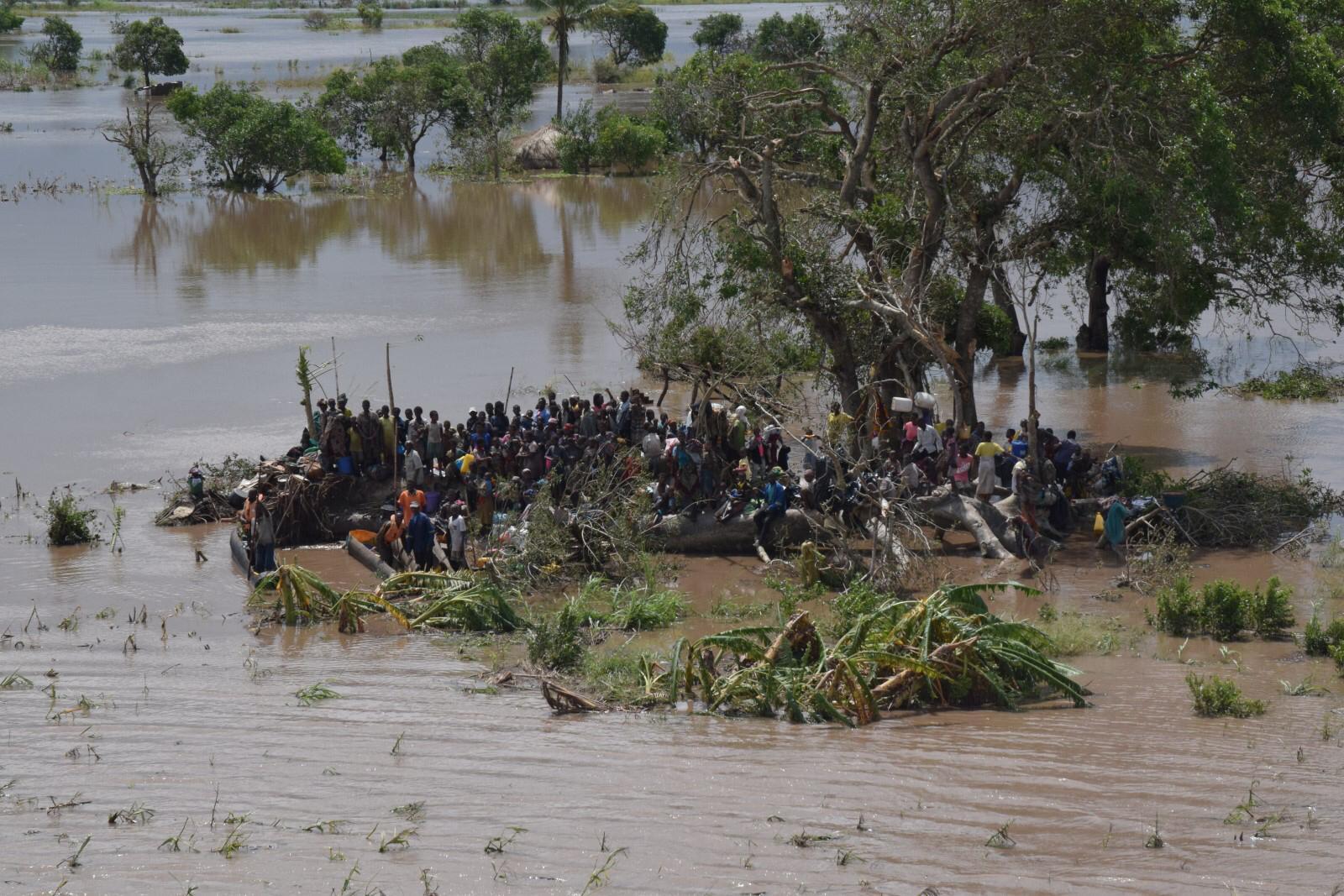 Bilder från Mercy Airs hjälparbete i Moçambique.