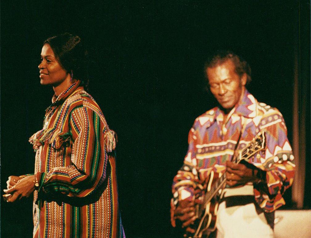 Chuck Berry med dottern Darlin Ingrid Berry-Clay, under en konsert i Orsa.