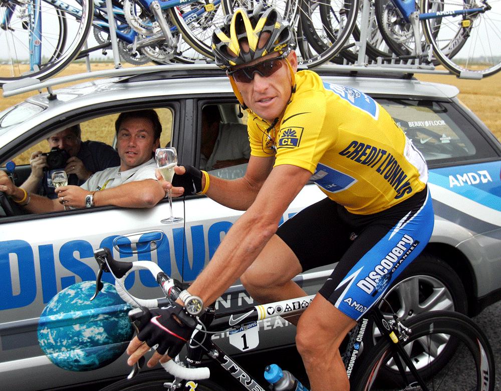 Firar med ett sedvanligt glas champagne inför målgången 2005 – hans sjunde och sista Tour-titel. Därefter avslutade Armstrong cykelkarriären, även om det har blivit en del korta comebacker.