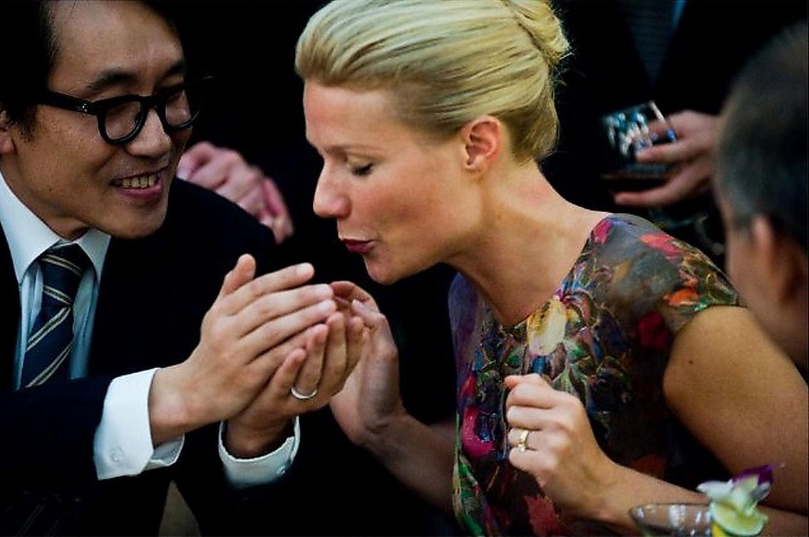 "KUL ATT KOLLAPSA" Gwyneth Paltrow reste till Kina för att spela in ”Contagion”. Efter en otrohetsaffär drabbas hon av ett livsfarligt virus som sprids över världen. ”Det var roligt att spela sjuk, få anfall och bita på en ampull så munnen löddrar”, säger hon.