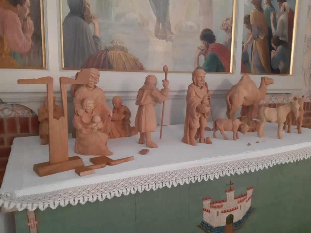 Bland annat skadades figurer från kyrkans julkrubba.