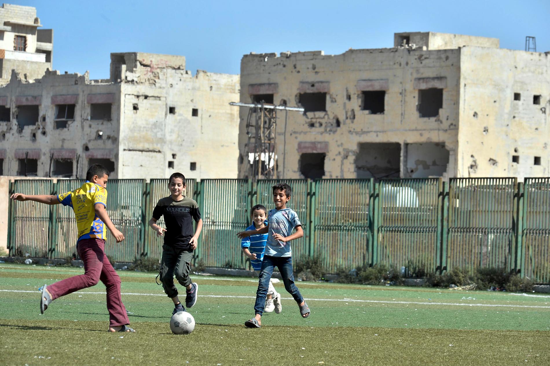 Pojkar spelar fotboll i Ariha i provinsen Idlib. Bilden är från den 20 september, några dagar efter uppgörelsen om provinsen.