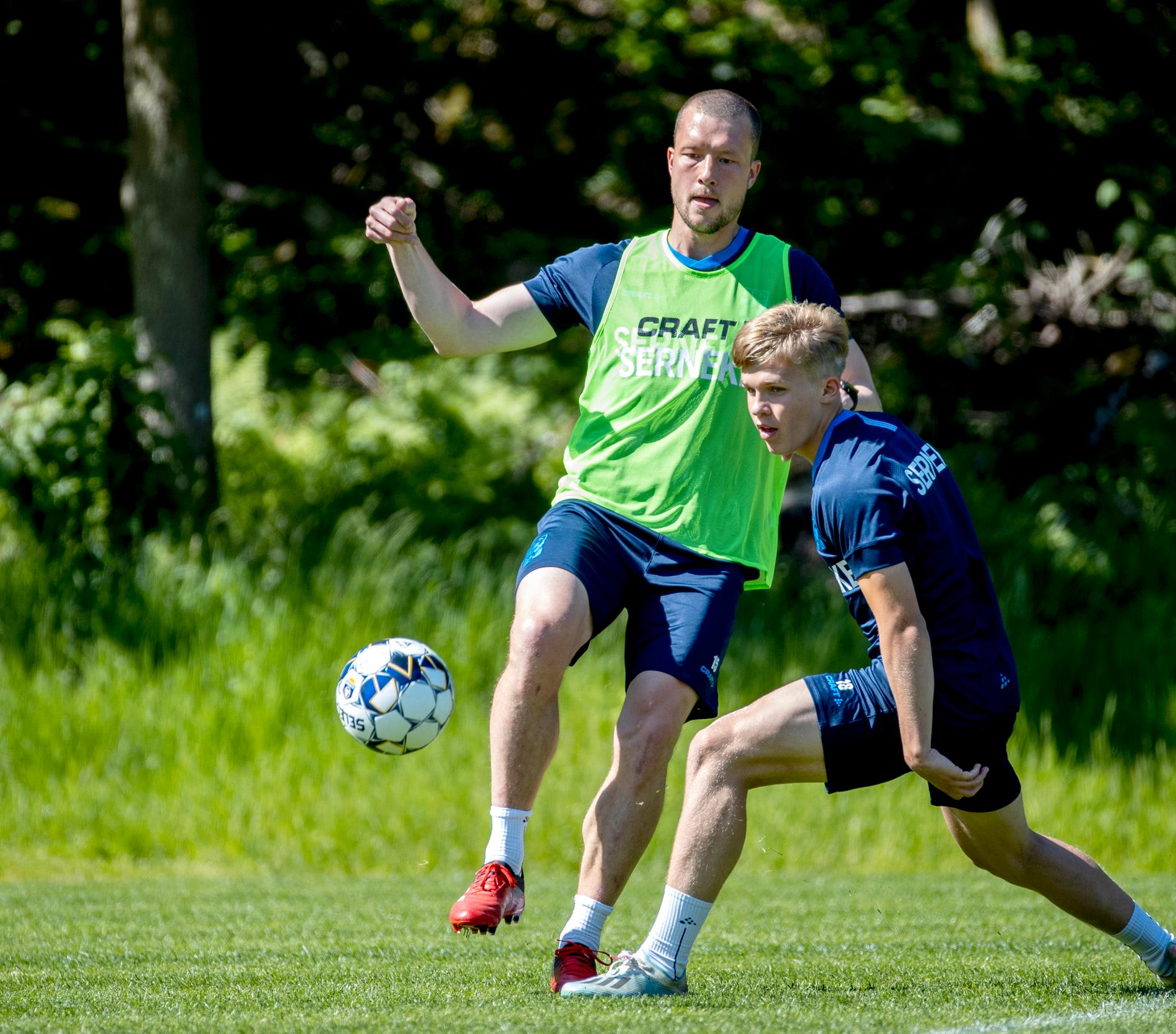IFK Göteborgs Jakob Johansson ( i grön väst) och Isak Dahlqvist under träningen på Kamratgården i Göteborg.