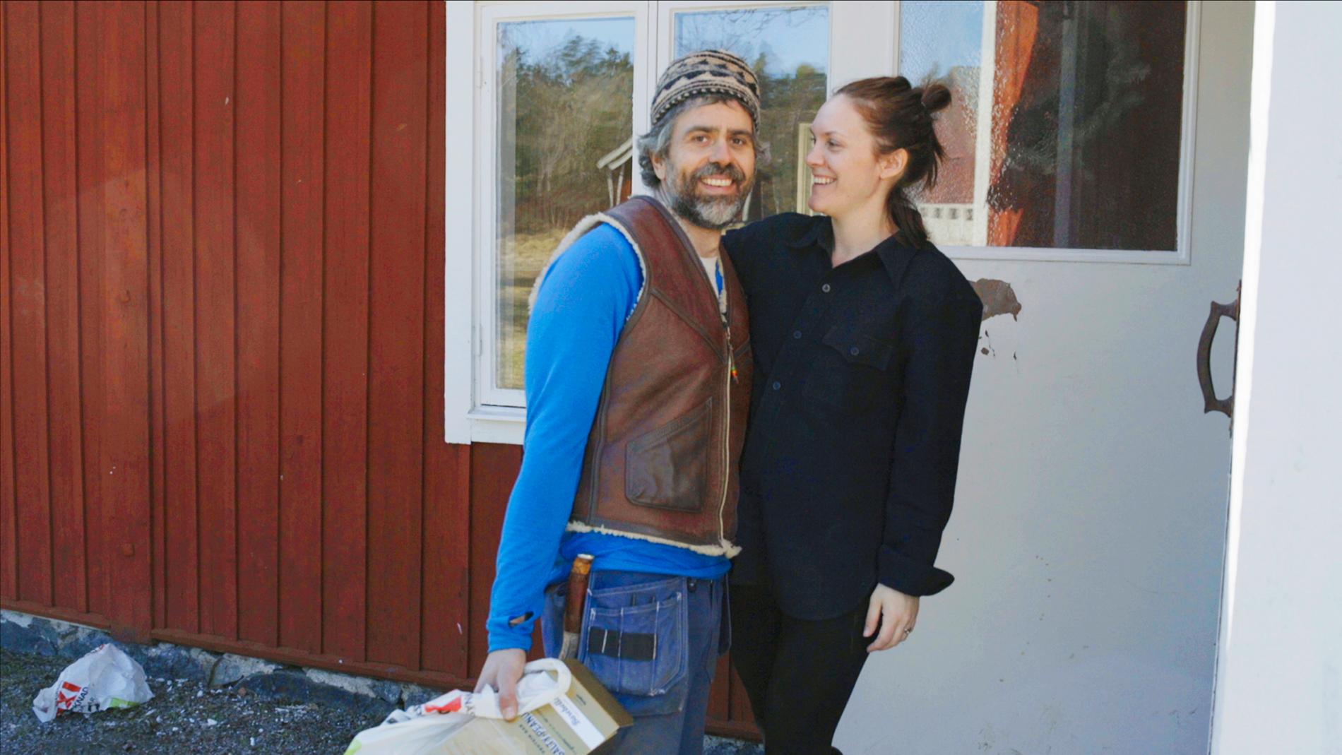 Kalle Zackari Wahlström och Britta Zackari i SVT:s serie ”Hjälp, vi har köpt en bondgård!” – men paret är fortfarande folkbokförda i sitt radhus