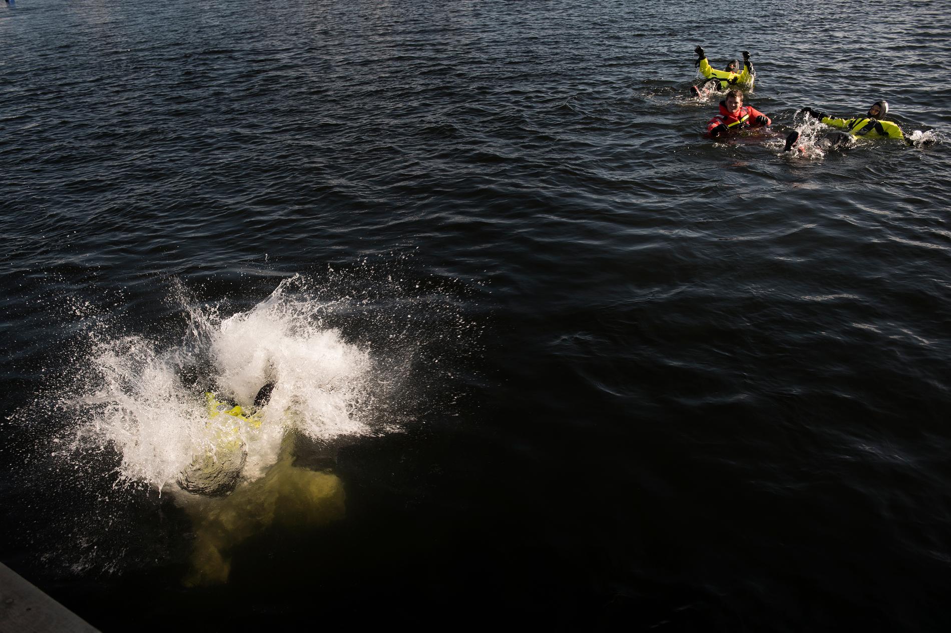 Teamet får öva på att simma i torrdräkt, ta sig upp på en livflotte och rädda människor upp i båten.