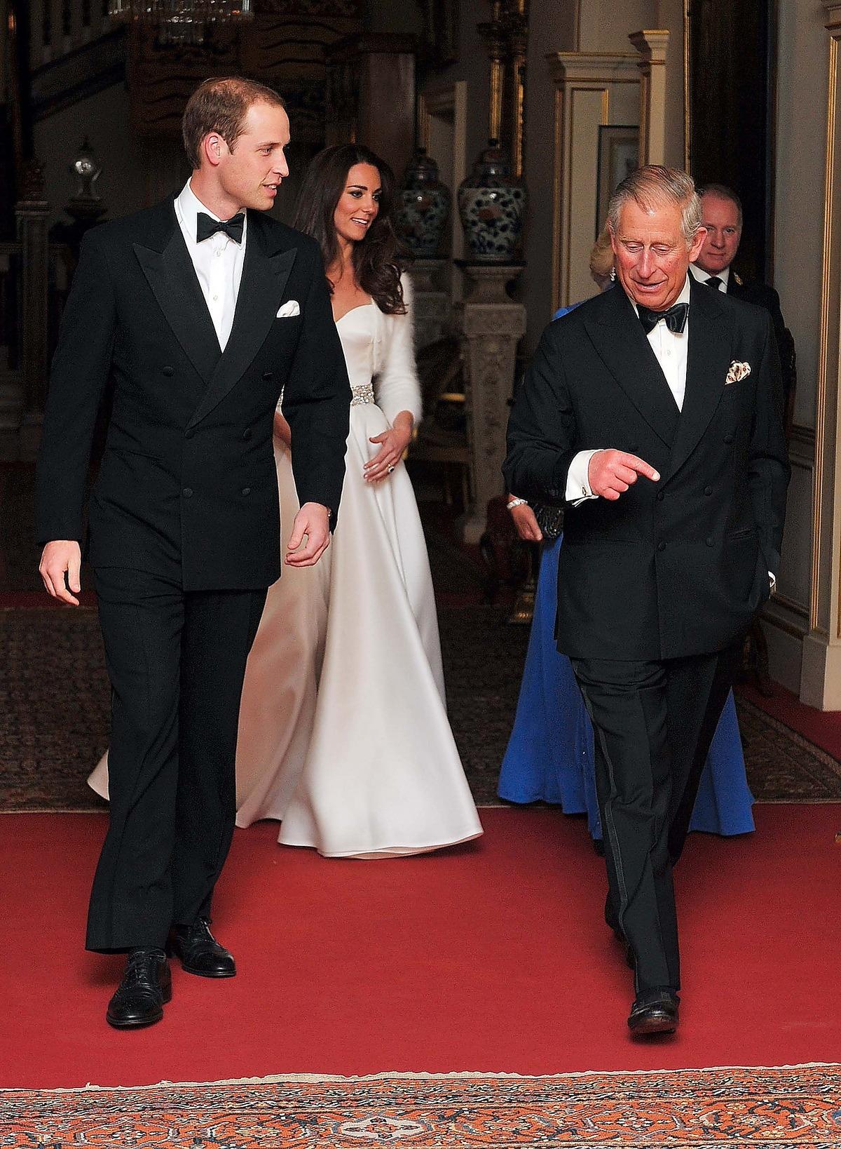 Prins Charles lämnade festen strax efter midnatt för att de unga skulle kunna släppa loss rejält. Vänner till brudparet hade ordnat en nattklubbsinspirerad fest som pågick ända in på morgonen.