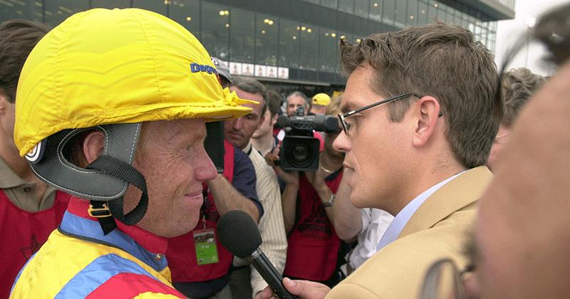 Joakim Johansson i en intervju med tränaren Stefan ”Tarzan” Melander efter segern med Scarlet Knight i Hambletonian Stakes på Meadowlands (2001). 