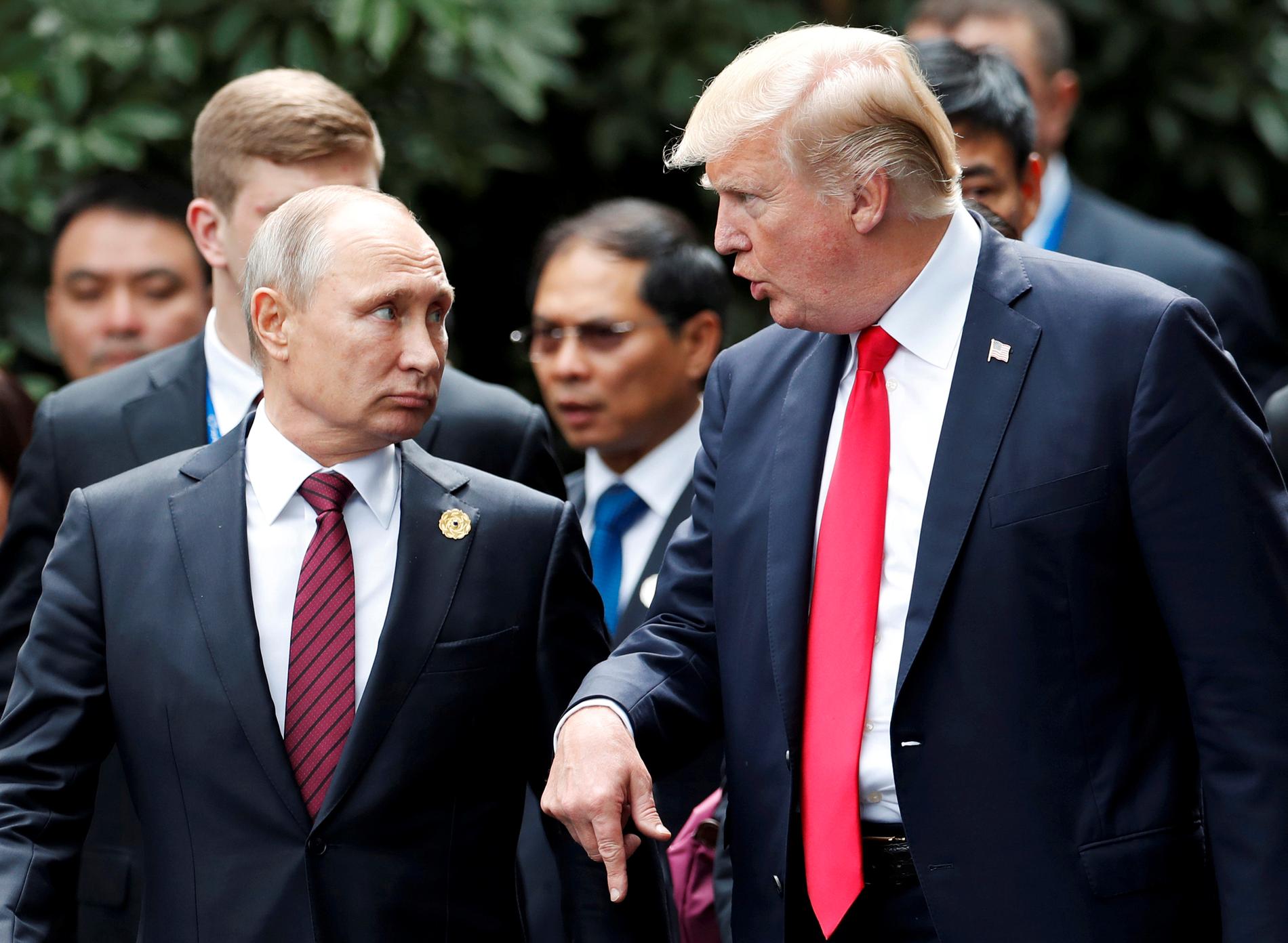 Demokraterna kräver att Donald Trump ska ställa in mötet med Rysslands president Vladimir Putin i början av nästa vecka.