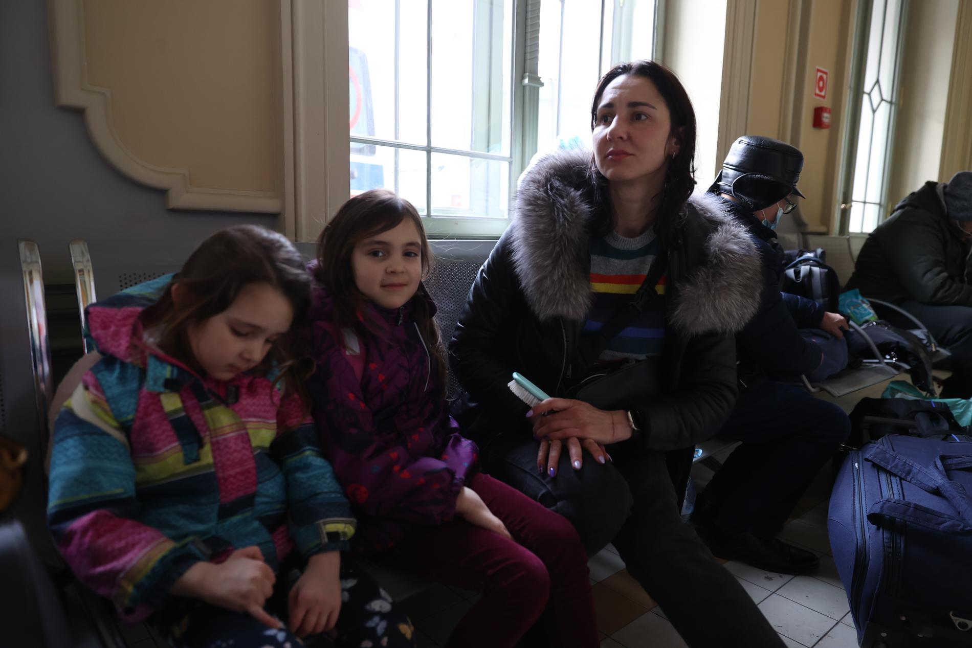 I över ett dygn har Inessa och döttrarna Emily och Eleonora rest från Kiev i ett av alla överfulla evakueringståg: ”Vägen till byn där min familj bor är förstörd, vi vet inte hur vi ska kunna ta ut dem därifrån – de är fångna i sina egna hus, utan el. De kan inte få tag på mat”, säger Inessa, som vanligen jobbar på hotell i Kiev. 
