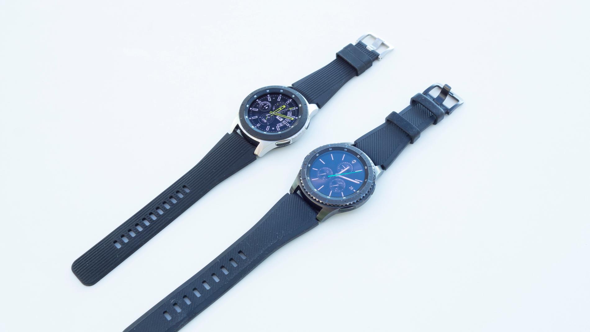 Galaxy Watch till vänster, Gear S3 Frontier till höger.